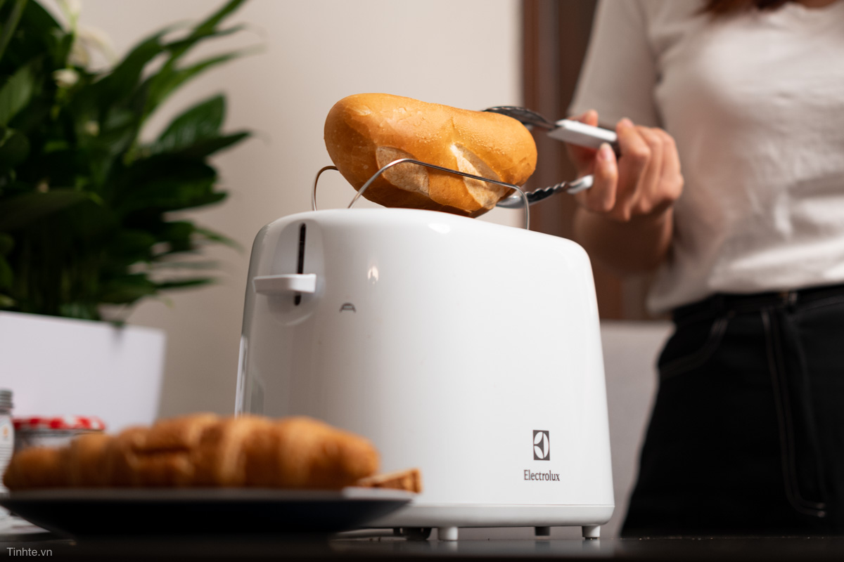 Trên tay máy nướng bánh mì Electrolux: Nướng được bánh mì Việt Nam