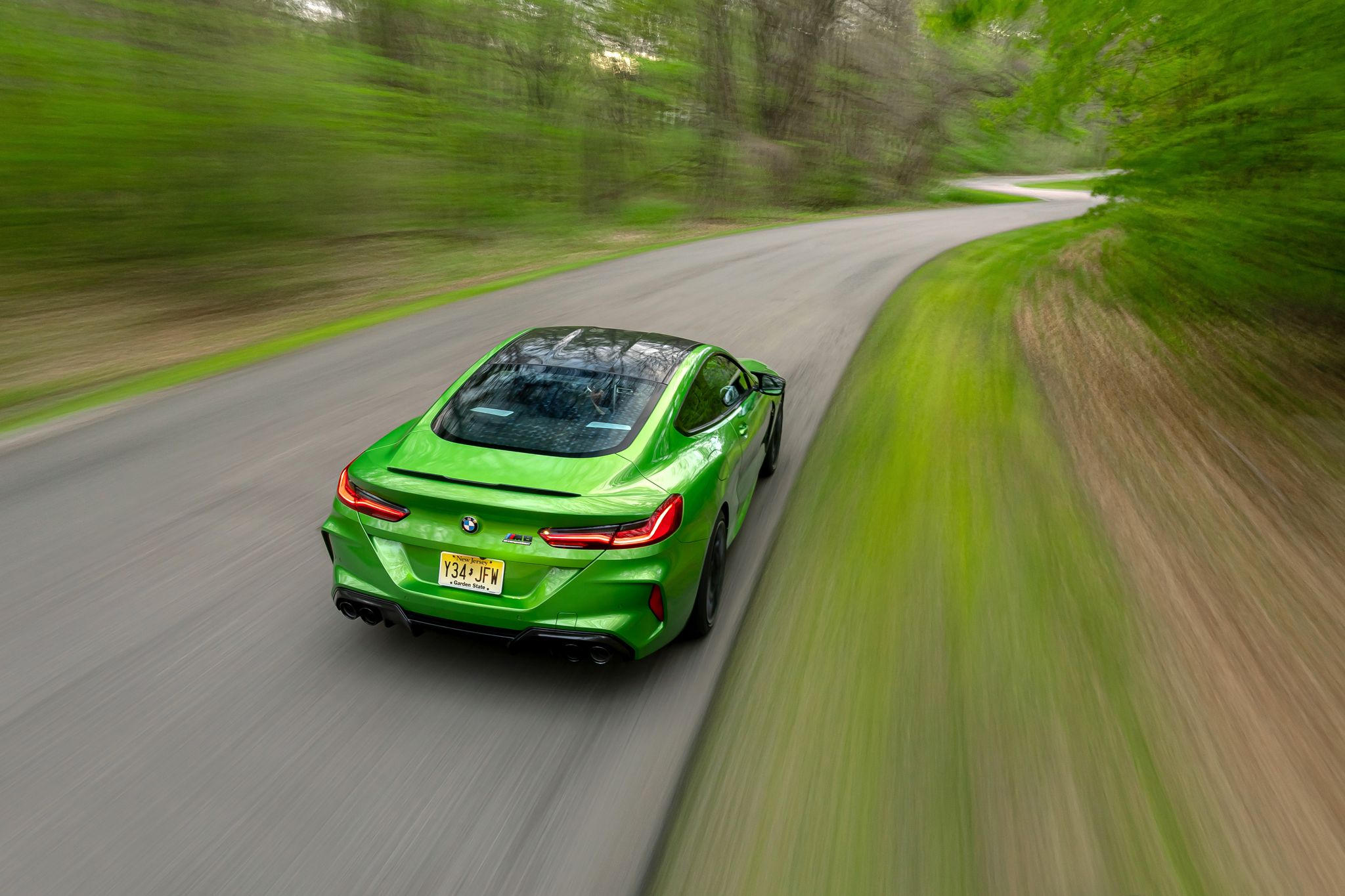 BMW M8 Competition tăng tốc từ 0 đến 96km/h trong 2.5 giây.