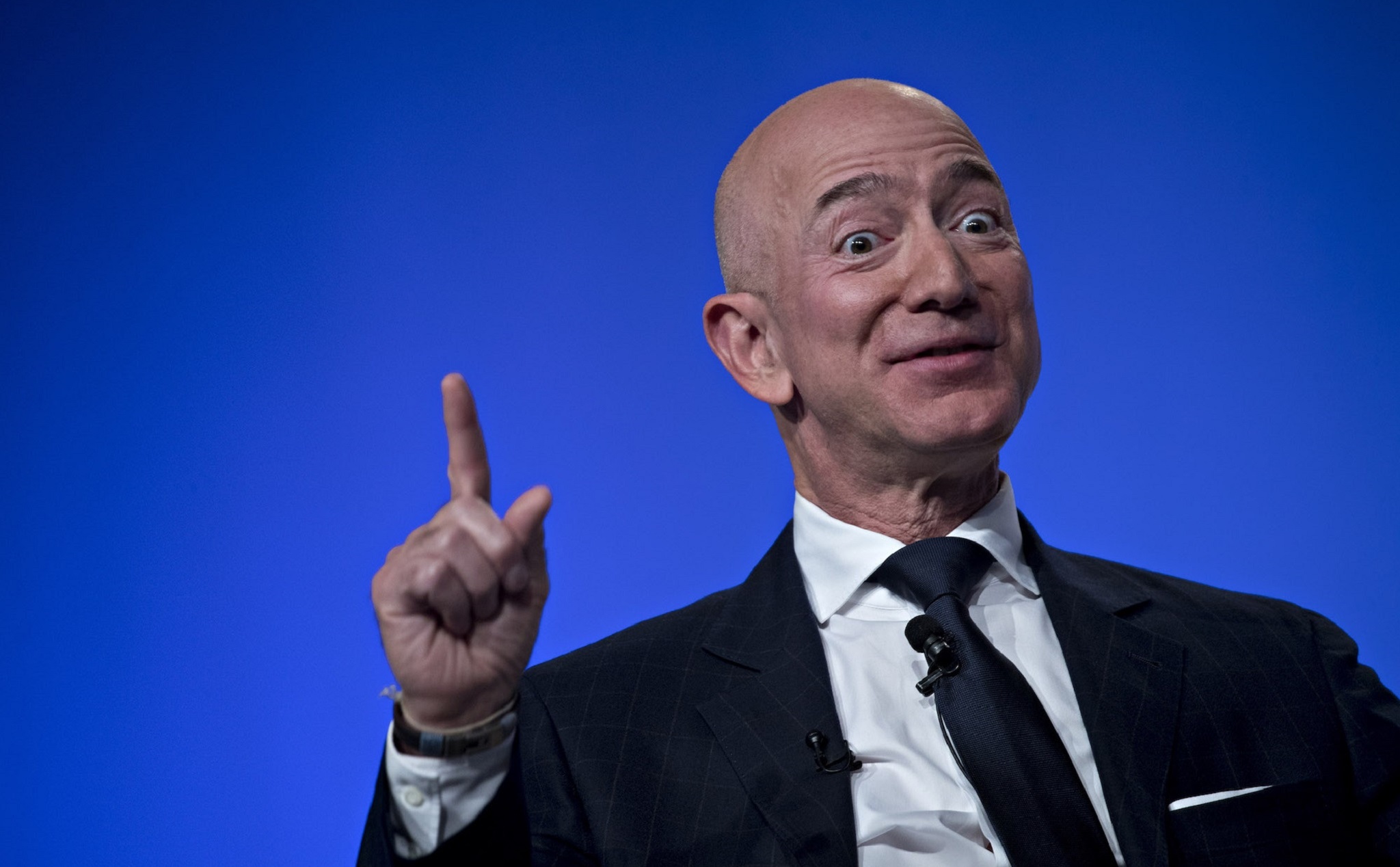 200 tỷ USD của Jeff Bezos nhiều cỡ nào?