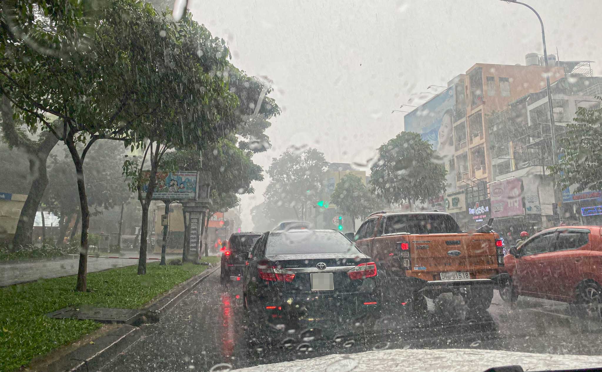 Đây là cách mà ô tô có thể biết trời mưa để tự kích hoạt cần gạt nước mưa
