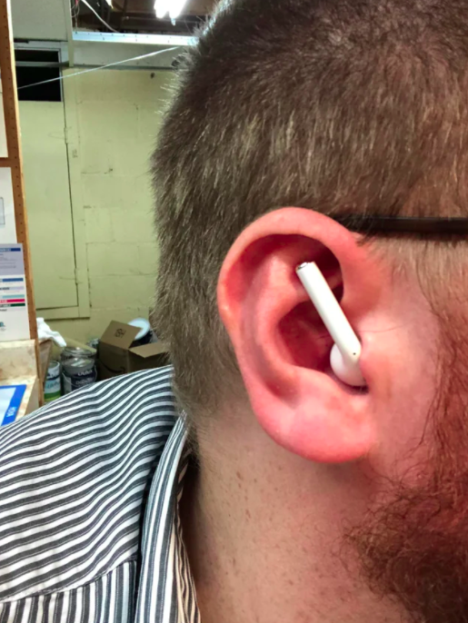 Ở đây có ae ai đeo tai nghe Airpods ngược mà thấy hay hơn theo cách đeo bình thường không?