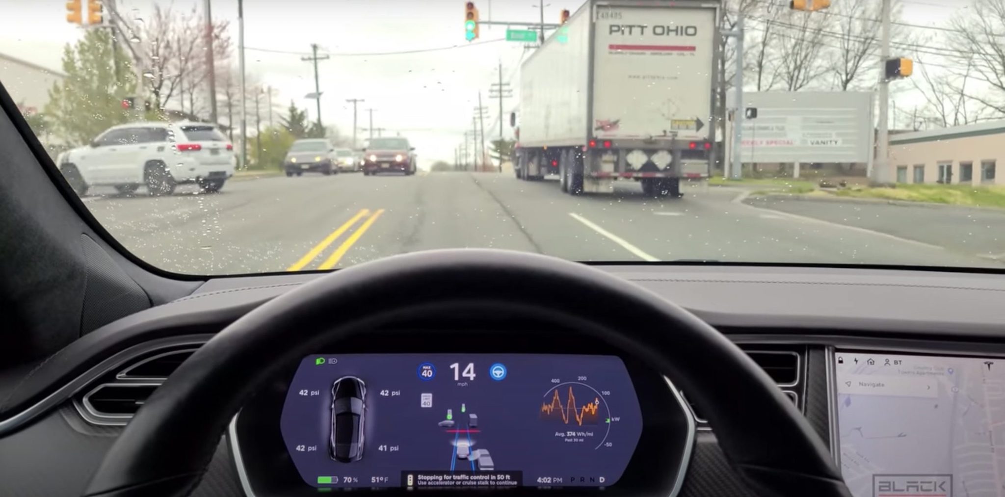Tesla cập nhật phần mềm cho Autopilot, cho phép xe tự chạy qua giao lộ đang có đèn xanh