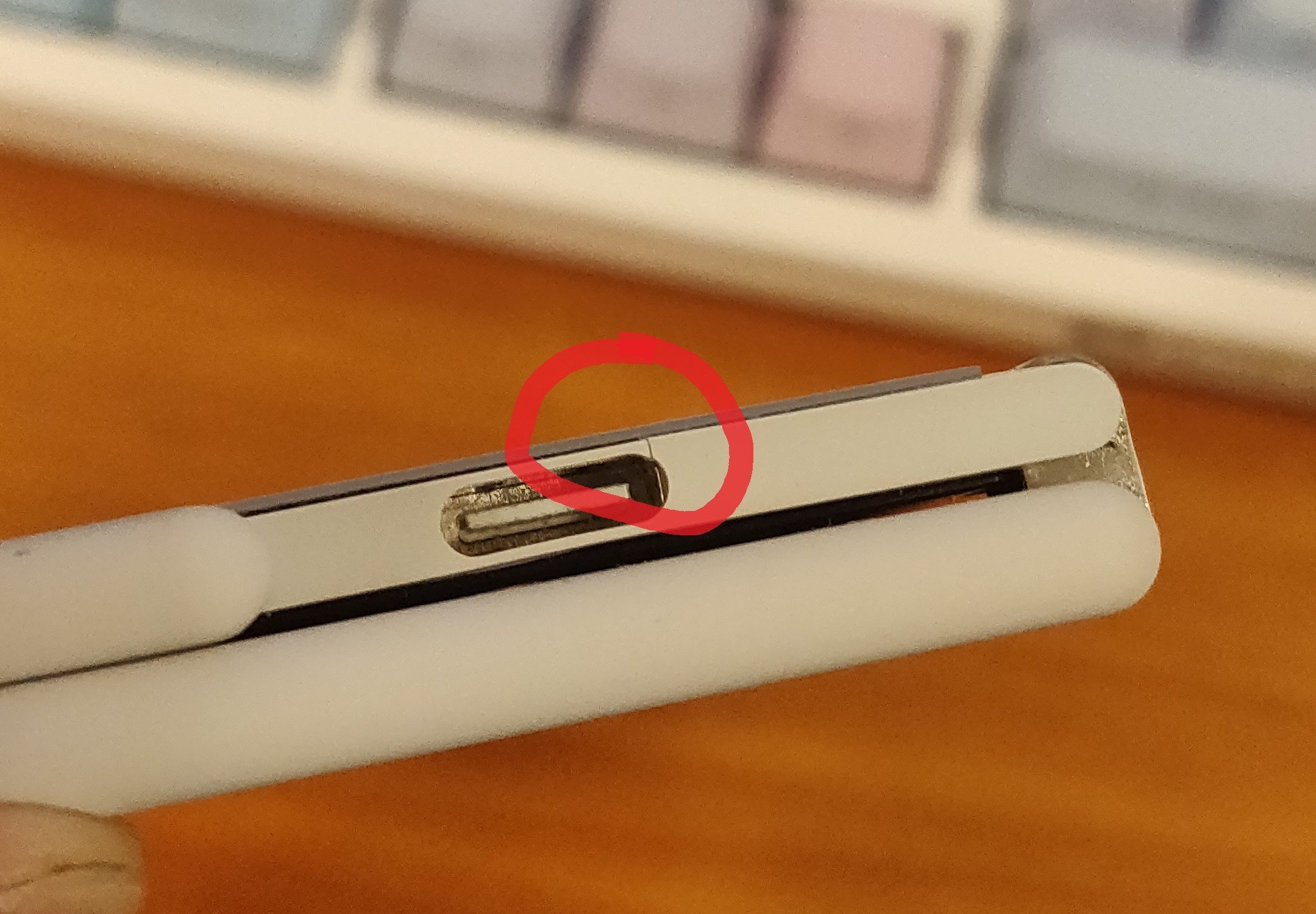 Nhiều người báo phần nhựa quanh cổng USB của Surface Duo bị bể