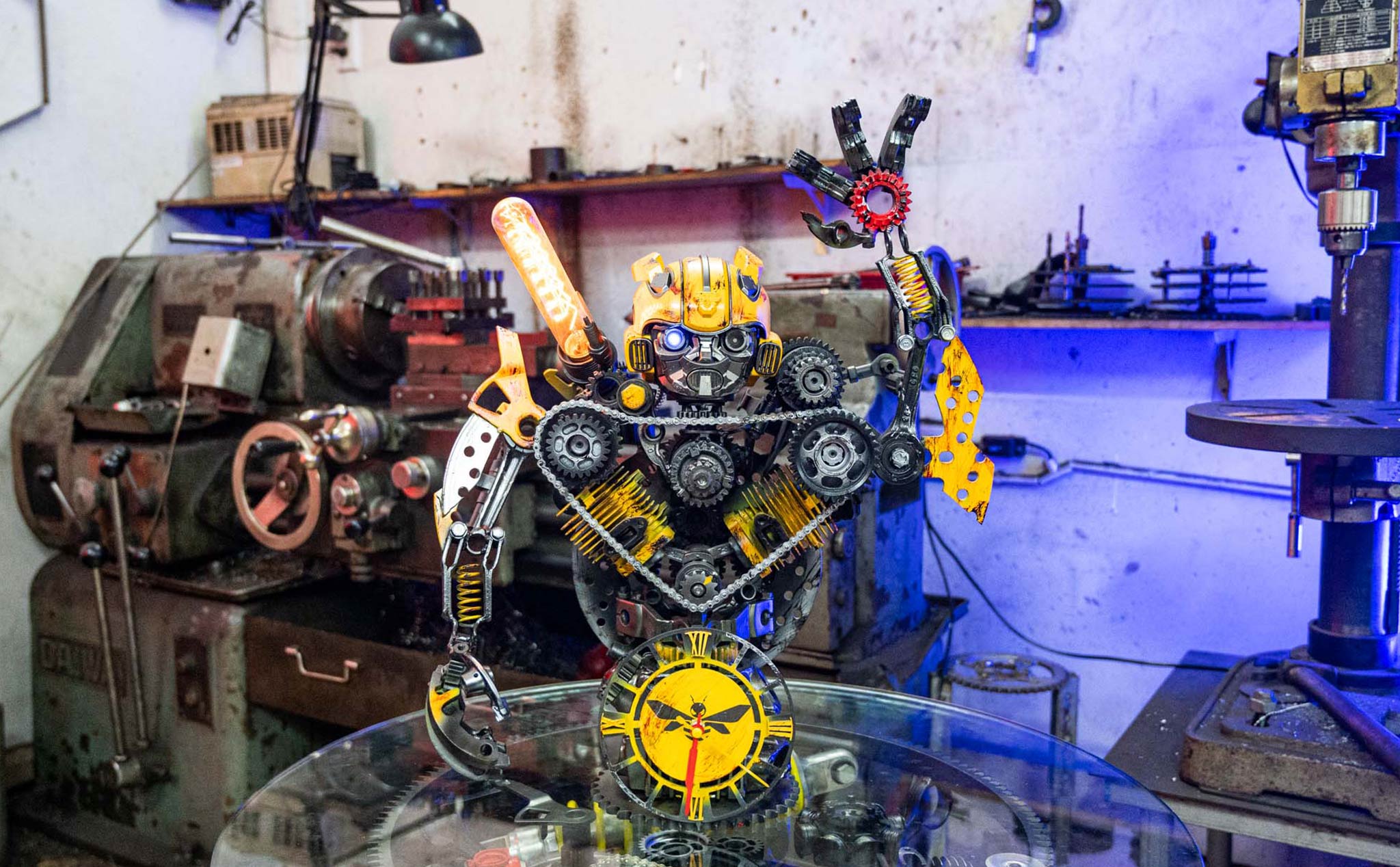 Trên tay đồng hồ để bàn với thiết kế Bumblebee được làm từ linh kiện xe máy