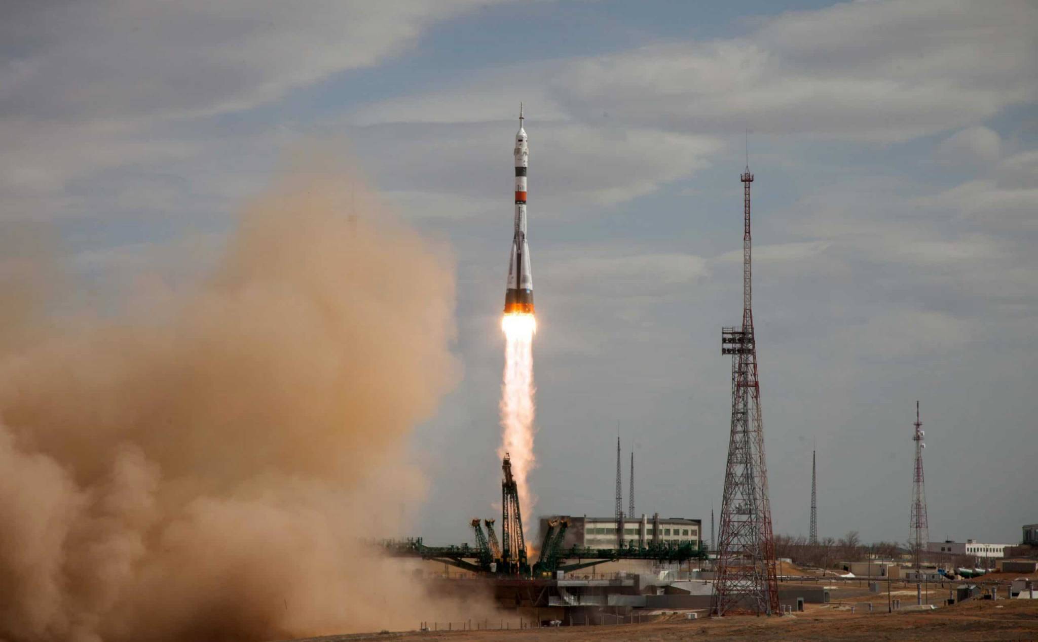 Elon Musk khuyên nhủ Cơ quan không gian Nga khi họ giới thiệu tên lửa mang thiết kế giống của SpaceX