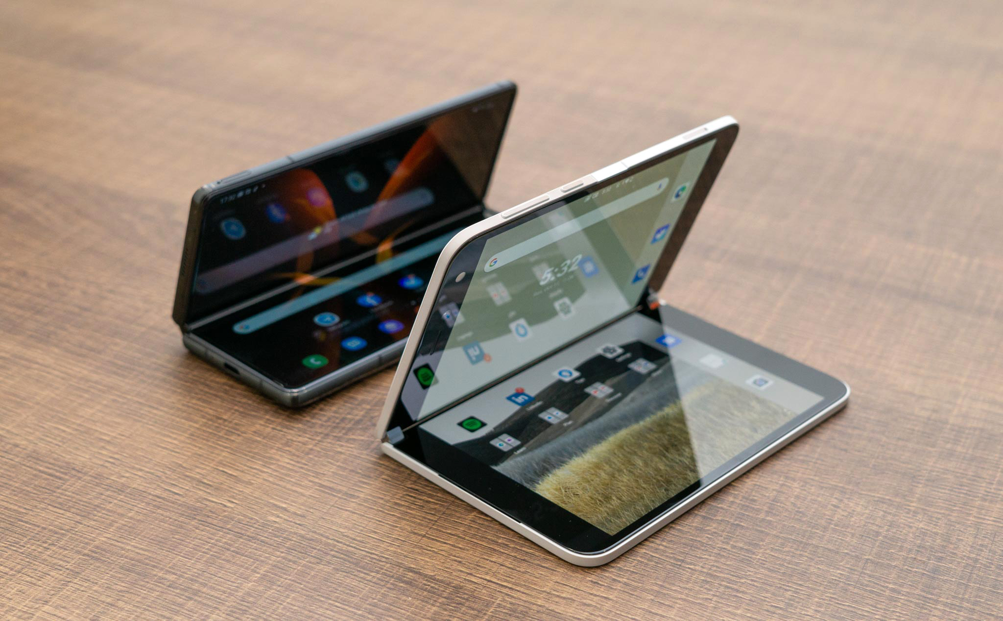 Surface Duo vs. Galaxy Z Fold 2: so sánh ngoại hình, độ tiện lợi, cách dùng...