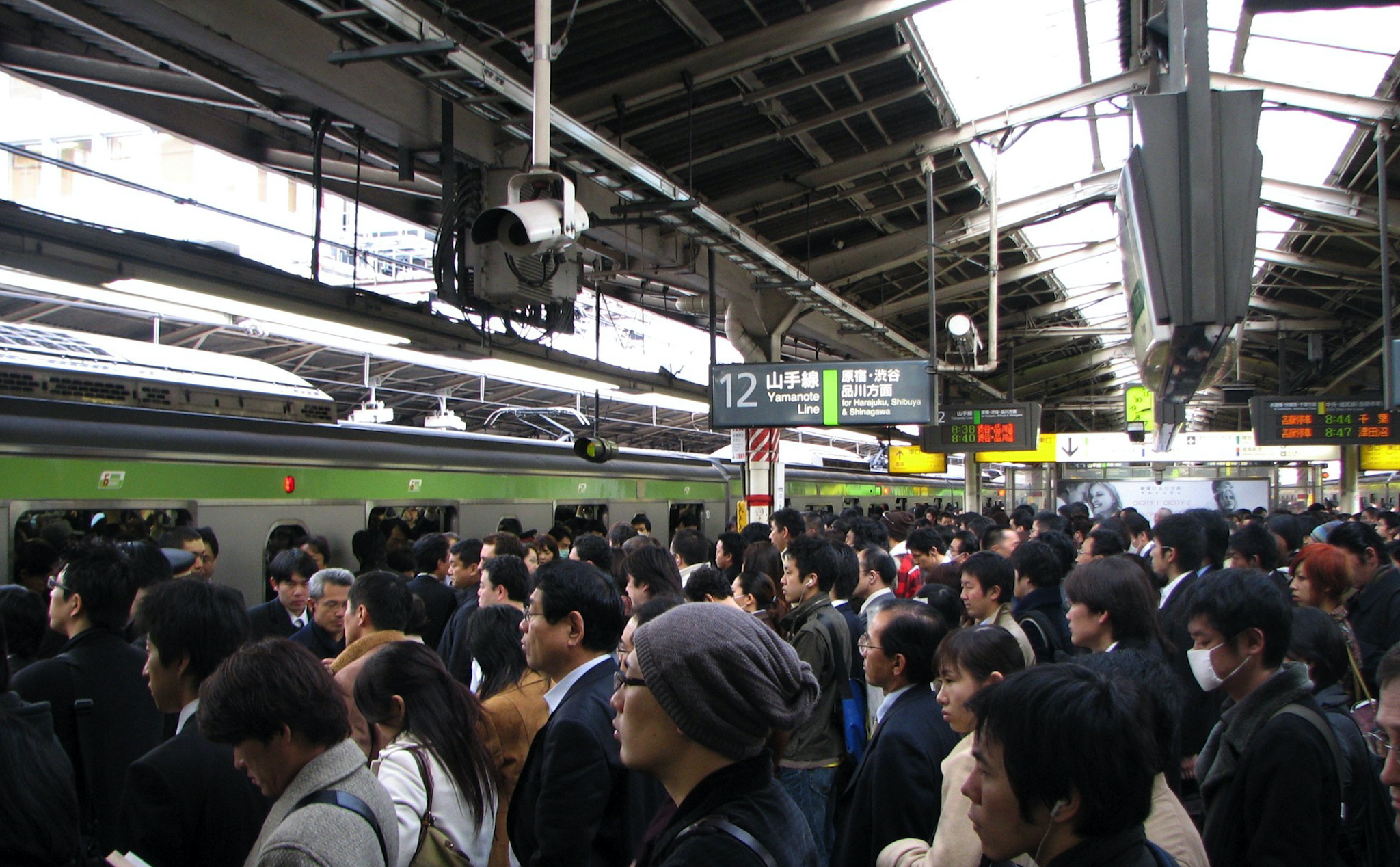 Tai nghe không dây bị rớt xuống đường sắt quá nhiều tại Nhật