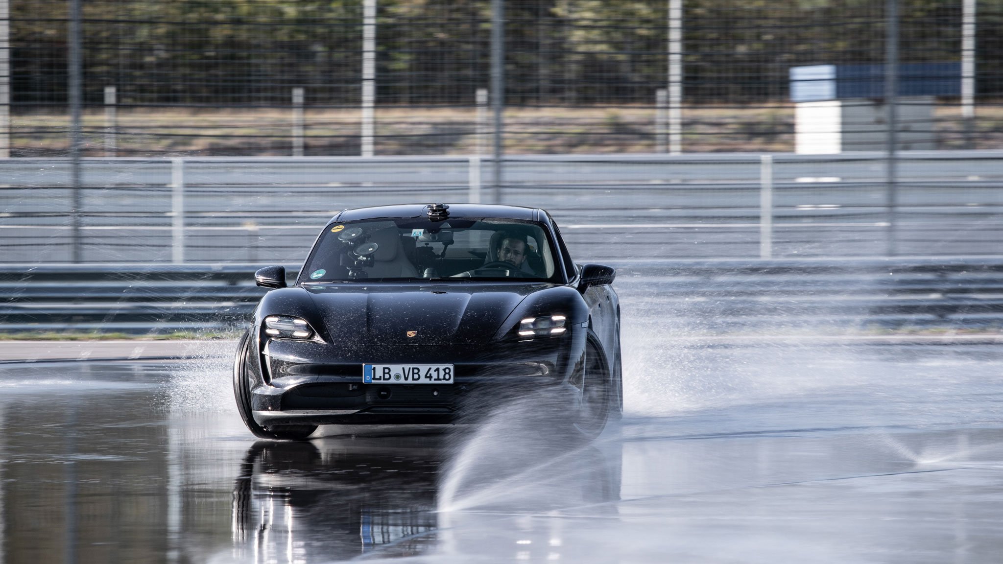 Porsche Taycan lập kỷ lục GUINNESS thế giới với khả năng Drift liên tục trong 42km