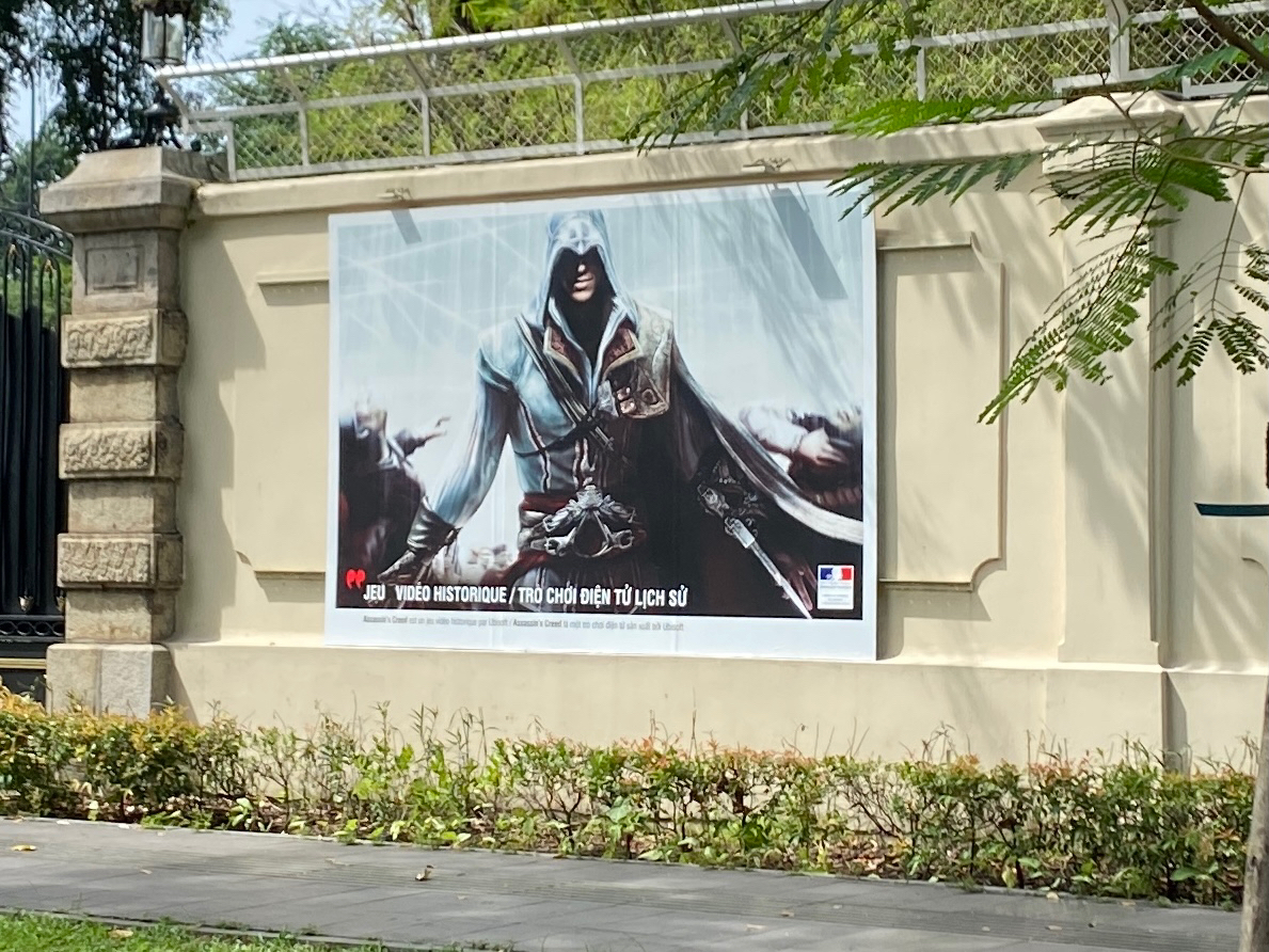 Trên tường Đại sứ quán Pháp ở TP.HCM có hình game Assassin’s Creed :D không biết vì sao, chạy xe ng