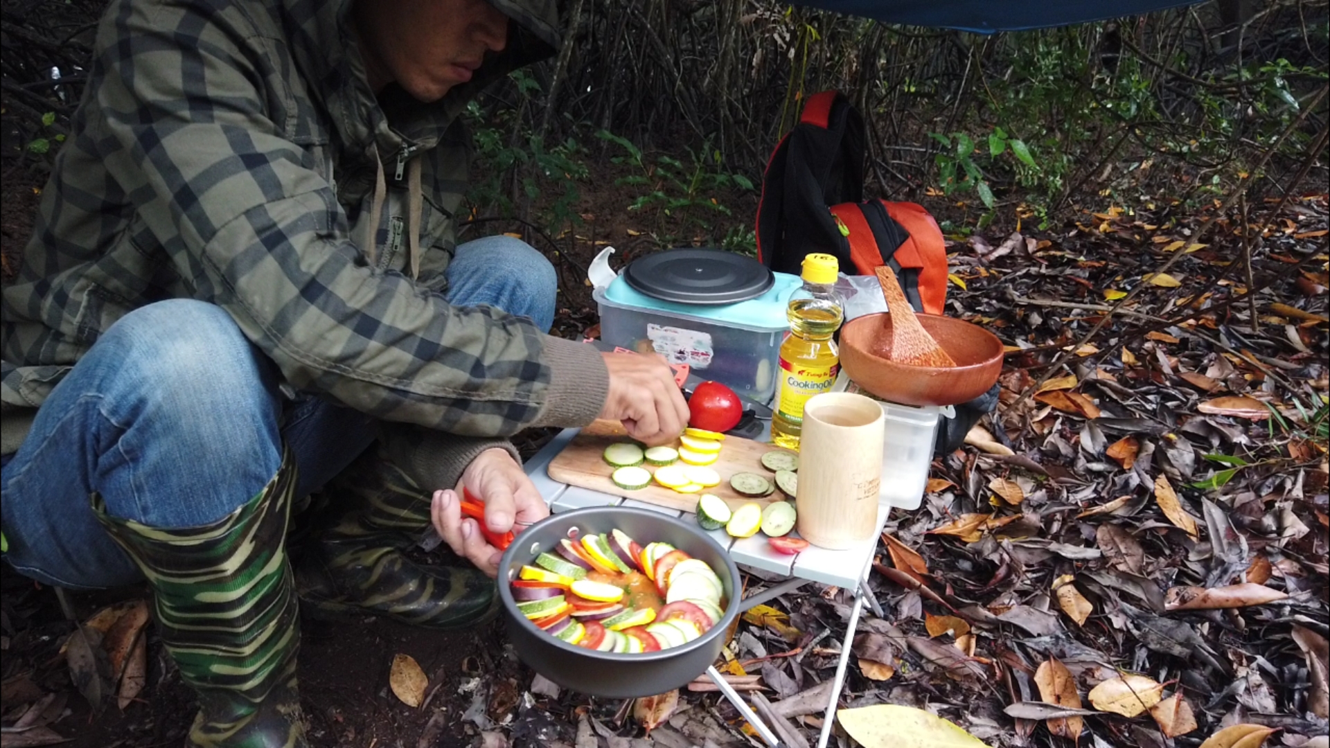 Nấu ăn trong rừng giữa cơn mưa, quá phê.