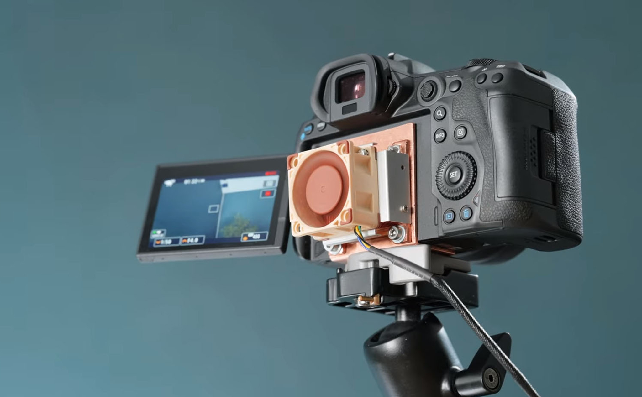 Một người dùng độ hệ thống làm mát bằng nước cho máy ảnh Canon R5 để quay 8k
