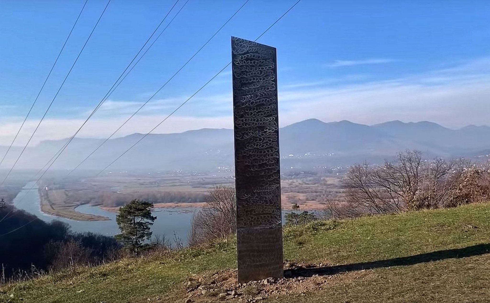 Cột kim loại bí ẩn với những ký tự lạ ở Romania đã biến mất