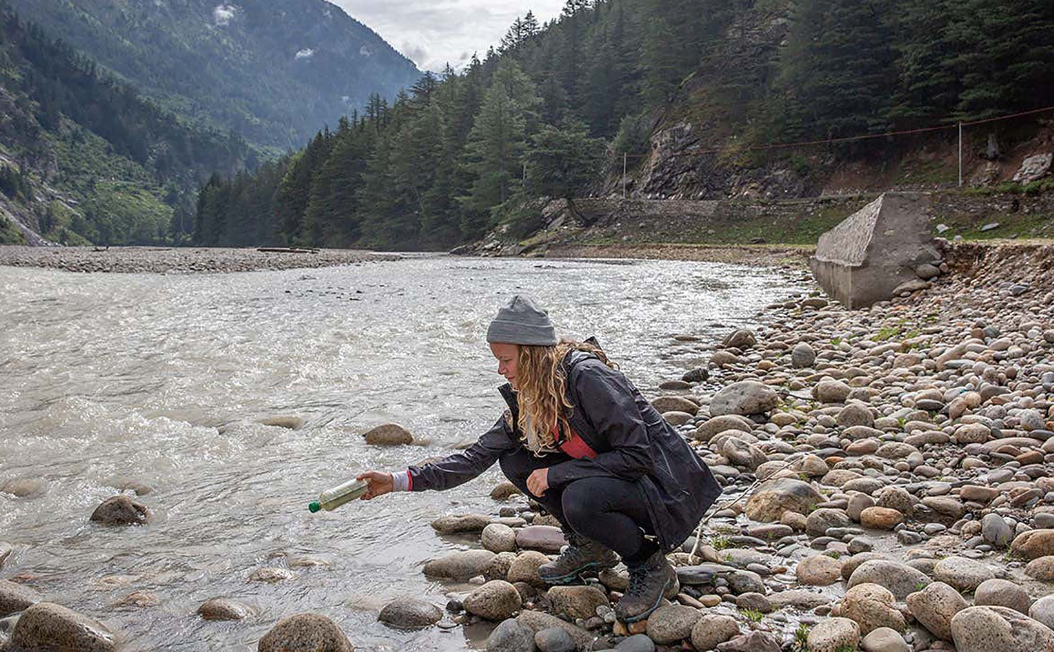 Nếu thả một cái chai nhựa xuống dòng sông, nó có thể trôi đi hàng ngàn cây số