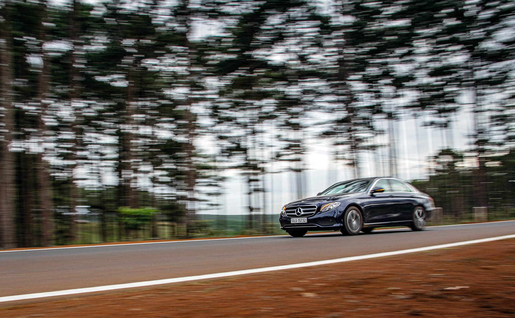Mercedes-Benz E 180 giá 2 tỷ đồng, khởi đầu xe sang cỡ trung liệu có hấp dẫn?