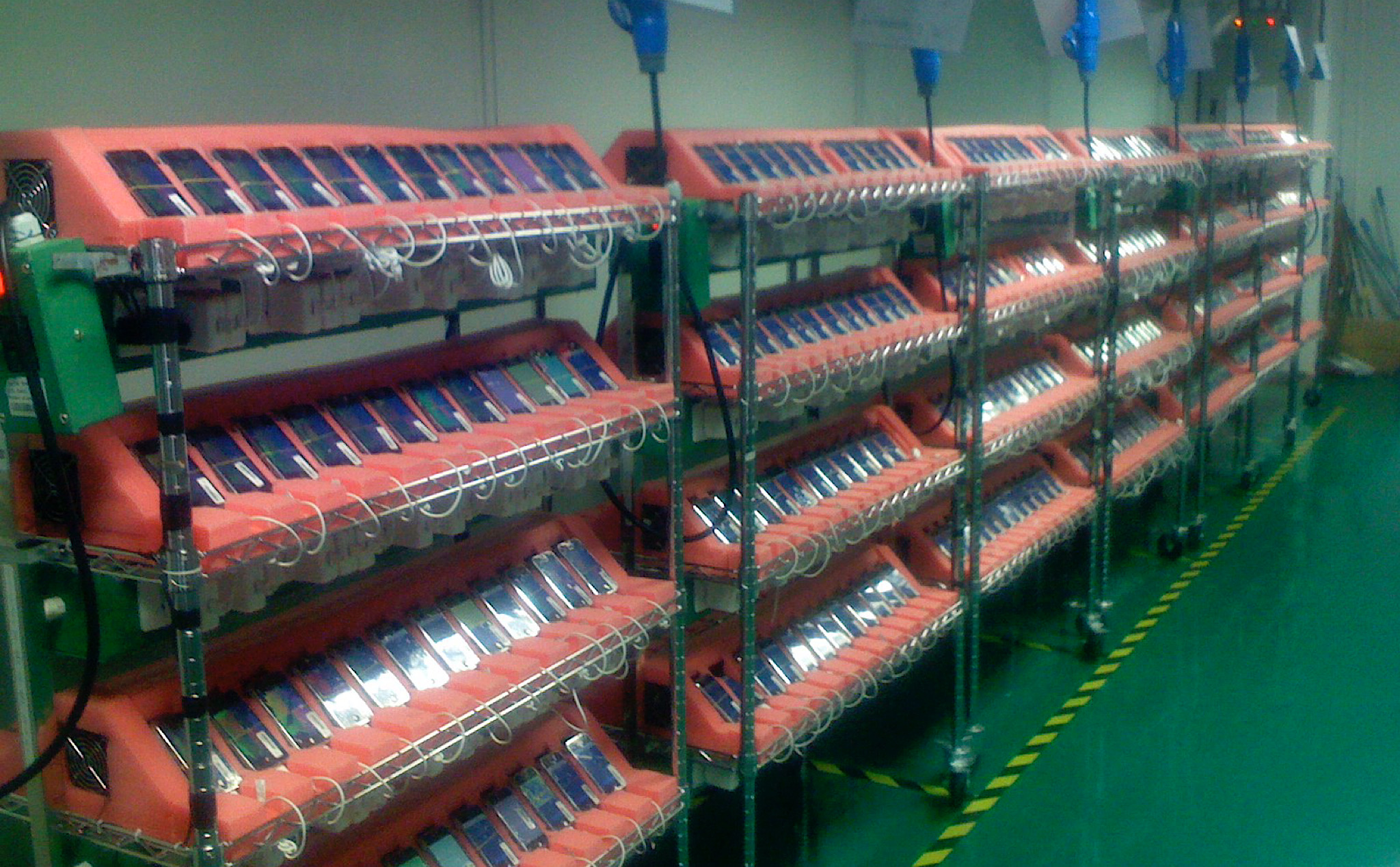 Hình ảnh dây chuyền sản xuất iPhone vào năm 2007
