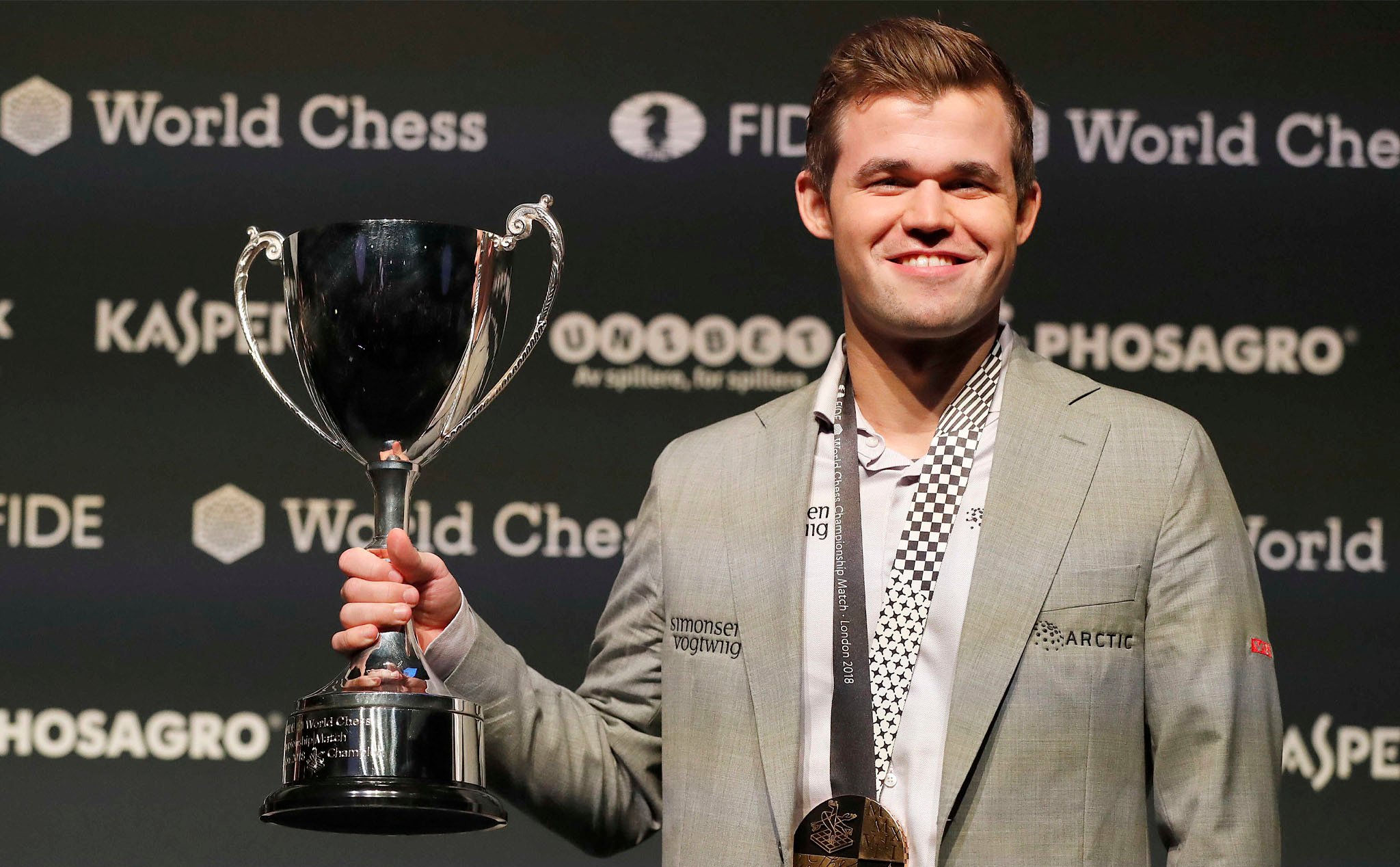 VĐV eSports kiếm tiền nhiều nhất năm 2020 là Magnus Carlsen, đại kiện tướng cờ vua