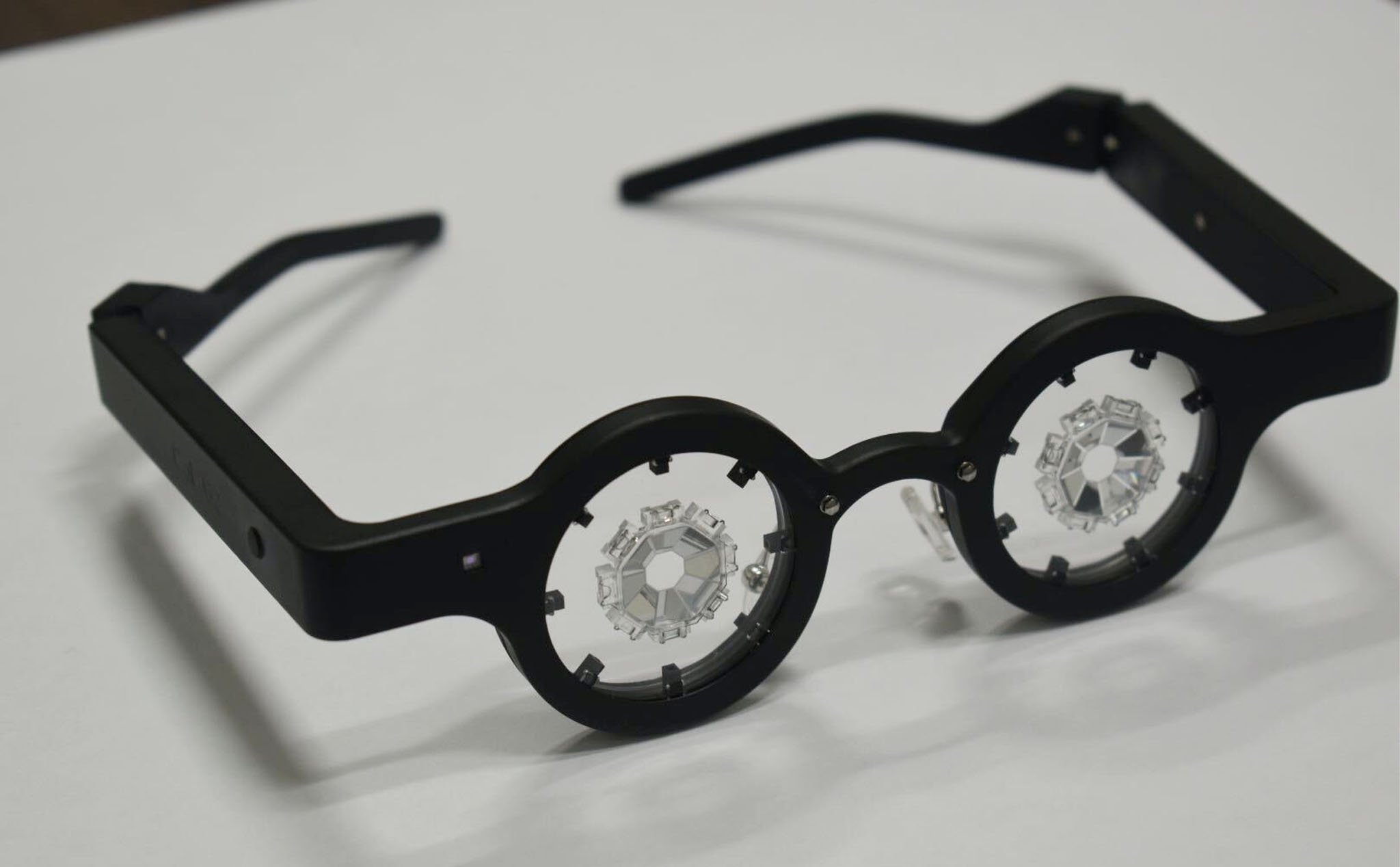Kubota Nhật Bản thử nghiệm kính “chữa” cận thị, mỗi ngày đeo hơn 1 tiếng là khỏi