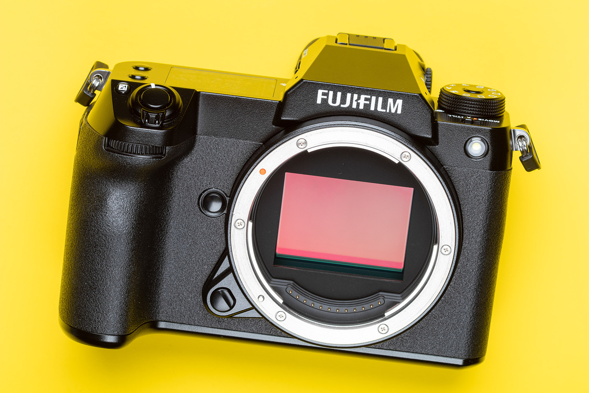 Fujifilm GFX 100S ra mắt: cảm biến BSI-CMOS 100MP, nặng 900g, chống rung IBIS 5 trục, giá 5.999 USD