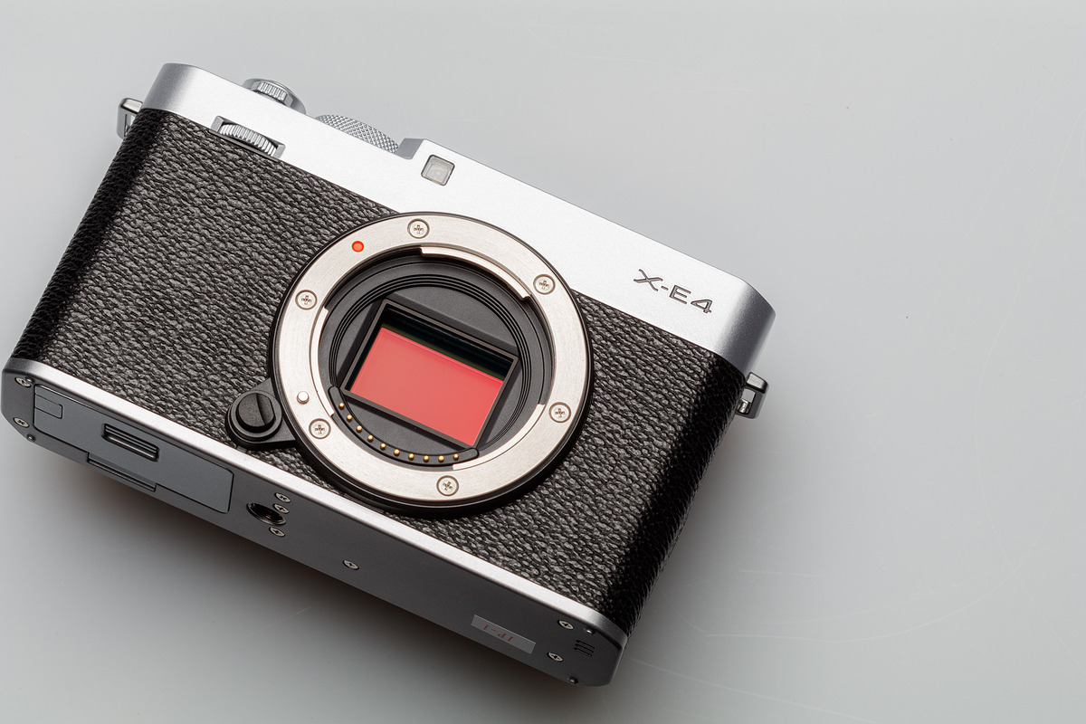 Fujifilm-X-E4-3.jpg