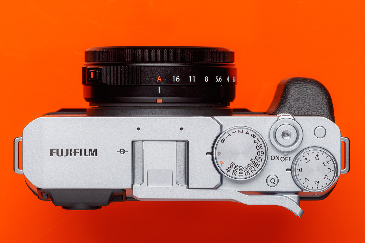 Fujifilm-X-E4-6.jpg