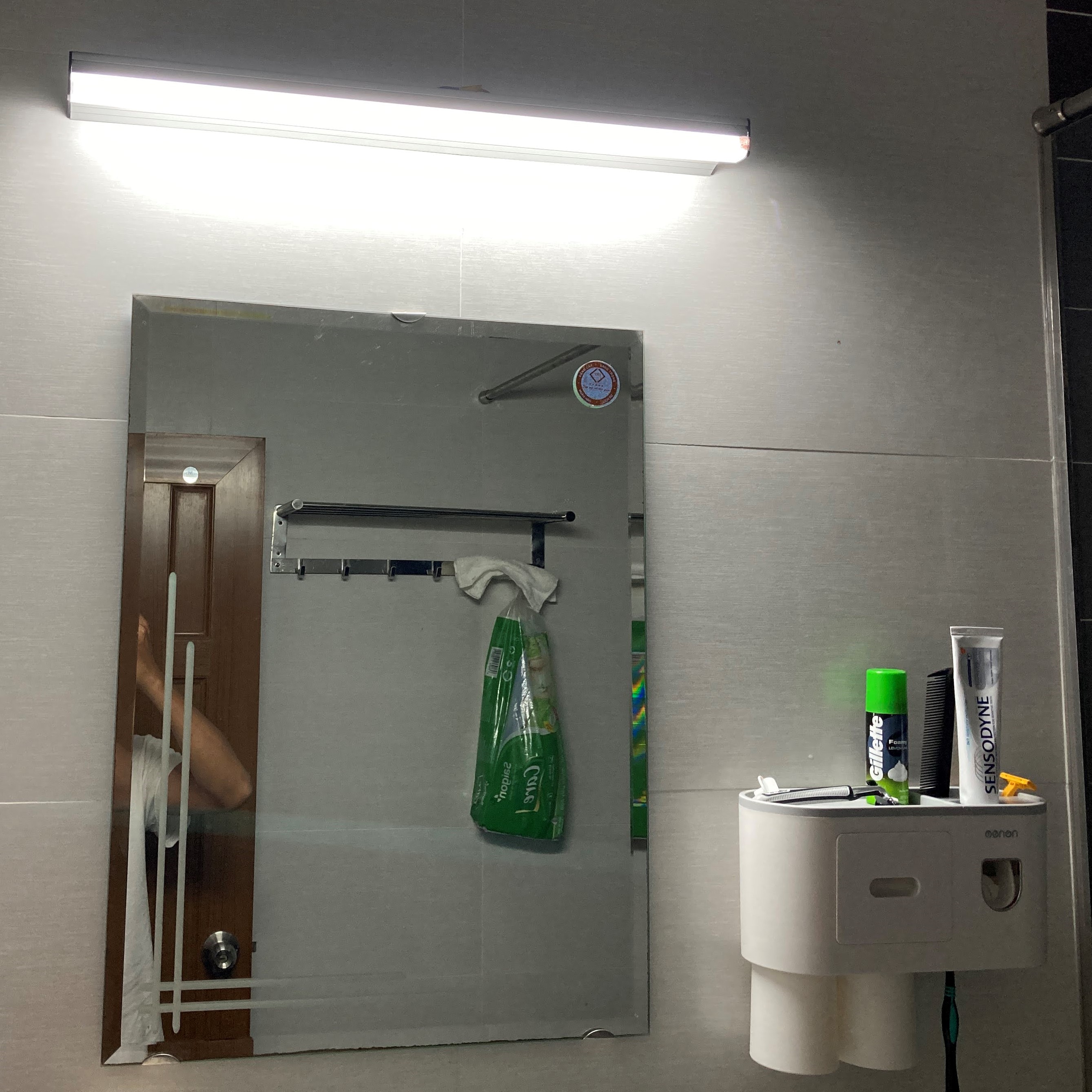 Đèn chiếu gương nhà tắm Panasonic đã được nâng cấp với công nghệ tiên tiến nhất, mang đến ánh sáng đồng đều và tự nhiên hơn bao giờ hết. Với kiểu dáng tinh tế và sang trọng, đèn chiếu gương này sẽ làm tăng thêm vẻ đẹp hoàn hảo cho không gian phòng tắm của bạn.