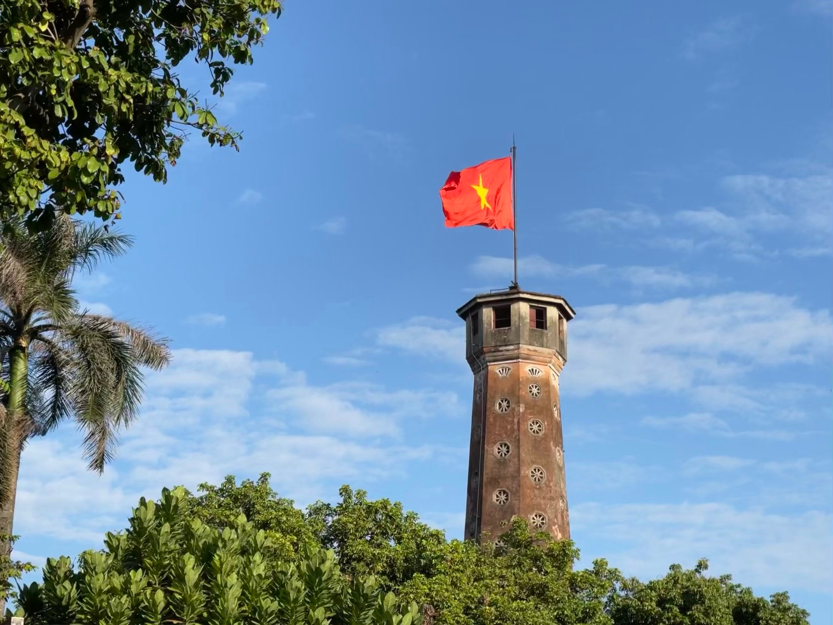 [HASHTAG]#hanoi[/HASHTAG] flag tower