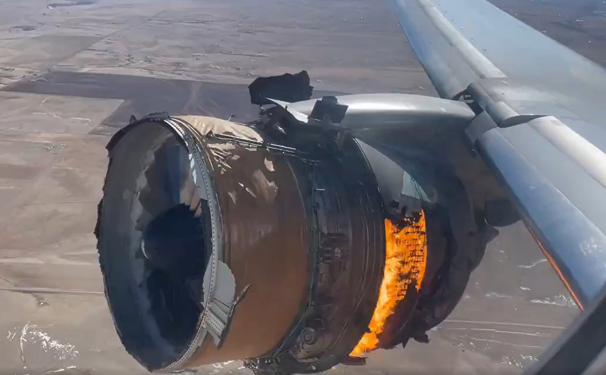 [Video] Máy bay của United Airlines nổ động cơ trên không
