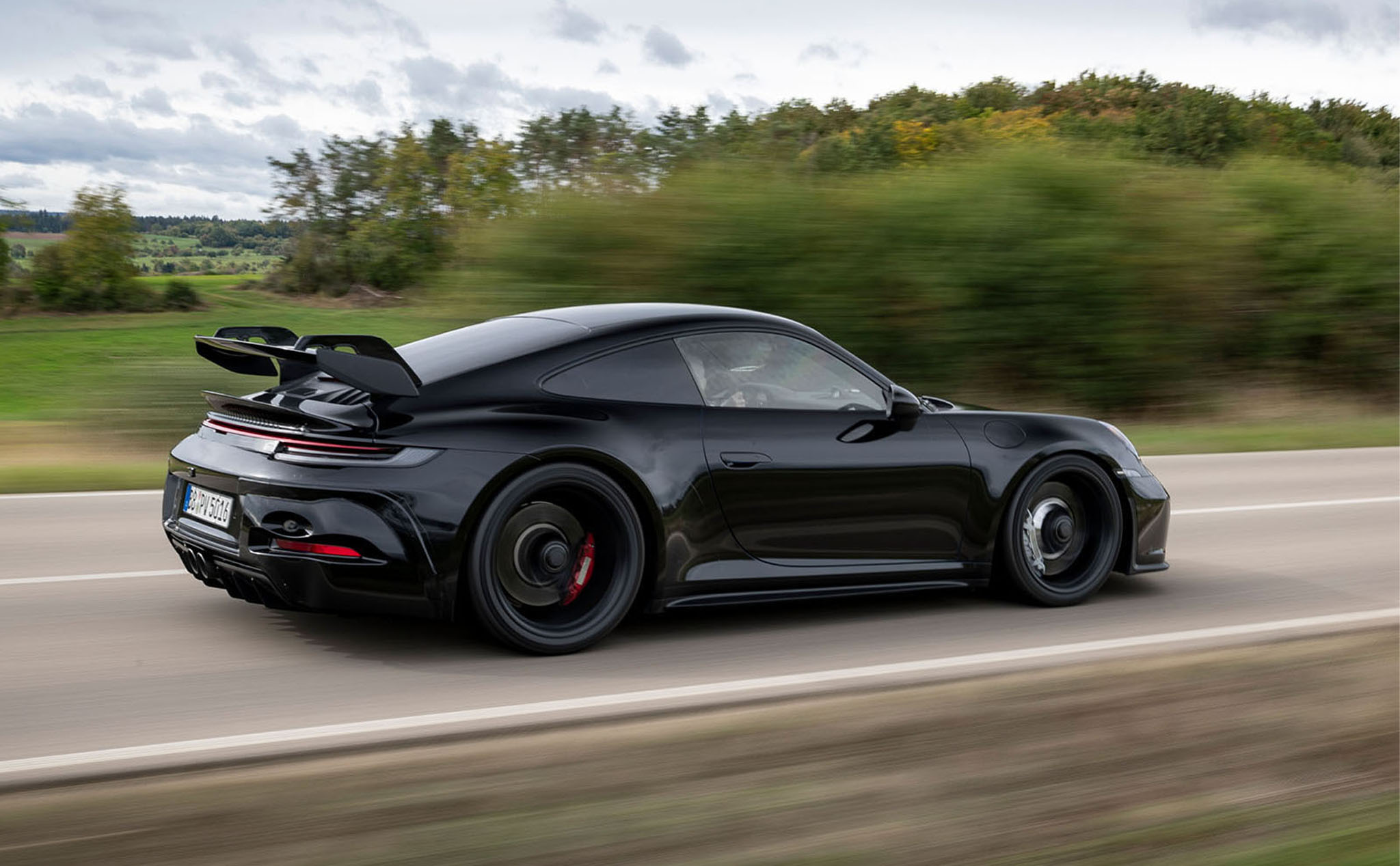 Porsche giới thiệu công thức xăng nhân tạo của họ, nói xe xăng sẽ chạy “sạch” như xe điện