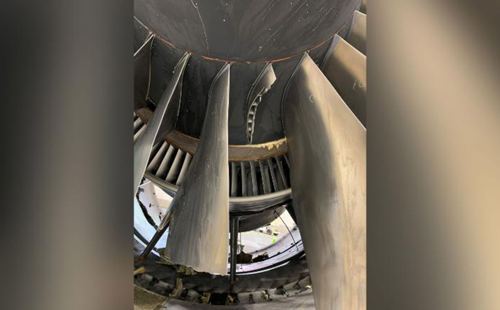 Kết quả điều tra ban đầu vụ máy bay của United Airlines nổ động cơ: cánh quạt gãy do mỏi kim loại