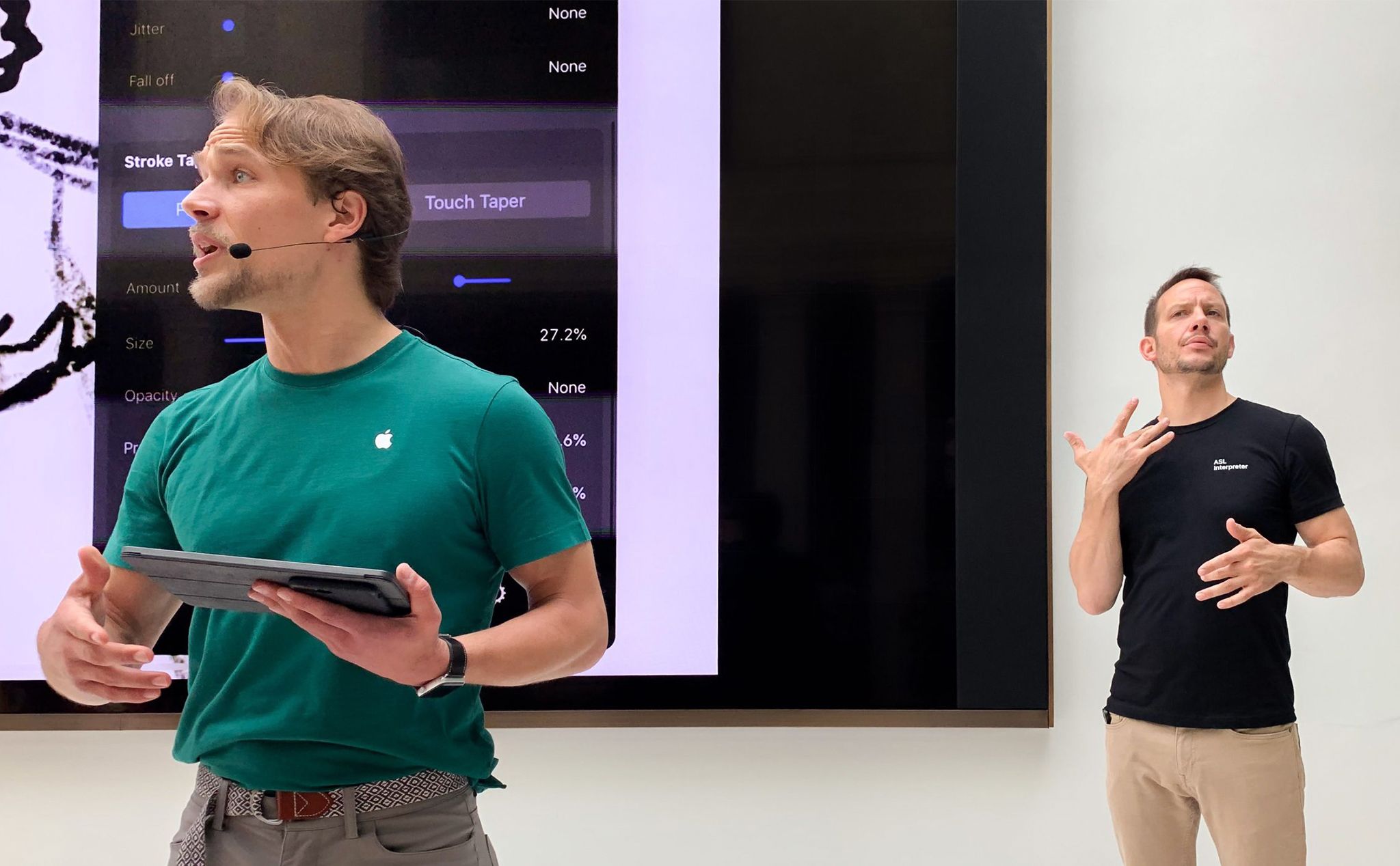 Khách hàng khiếm thính có thể yêu cầu Apple Store cử nhân viên hỗ trợ ngôn ngữ cử chỉ cho họ