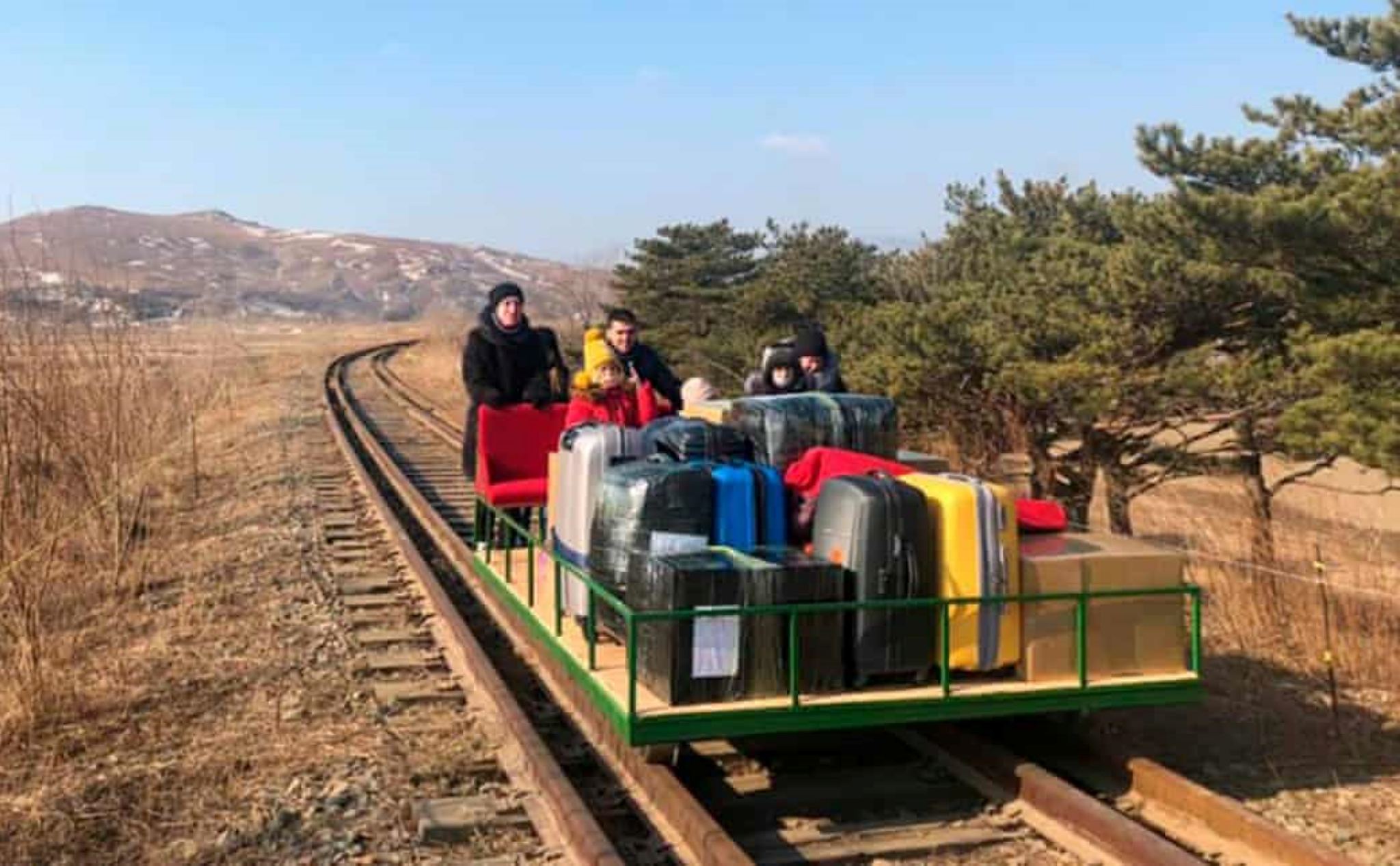 Chuyện ở Bắc Hàn: Nhân viên ngoại giao Nga đi xe đẩy theo đường xe lửa để về nước
