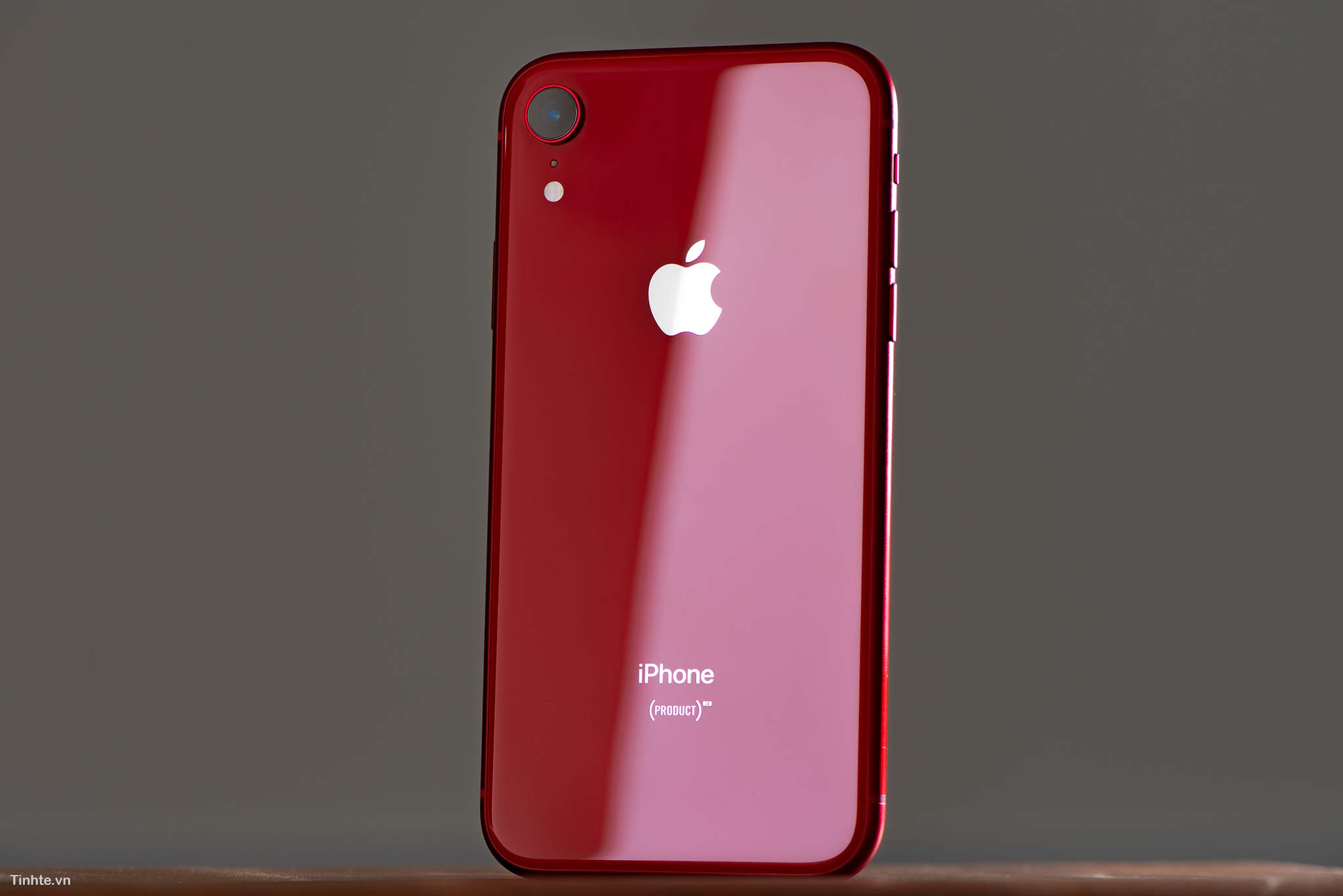 tinhte_tren_tay_iphone_xr_product_red_2.jpeg