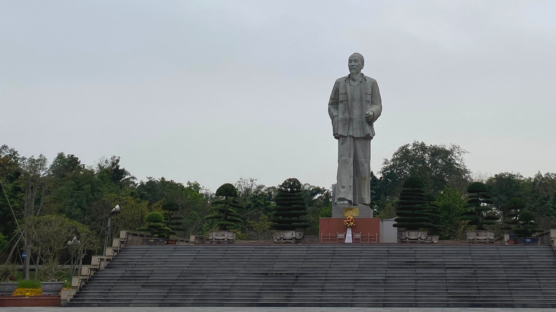 Đến TP. Vinh thăm Bác ở Quảng trường Hồ Chí Minh và khám phá phía sau tượng đài