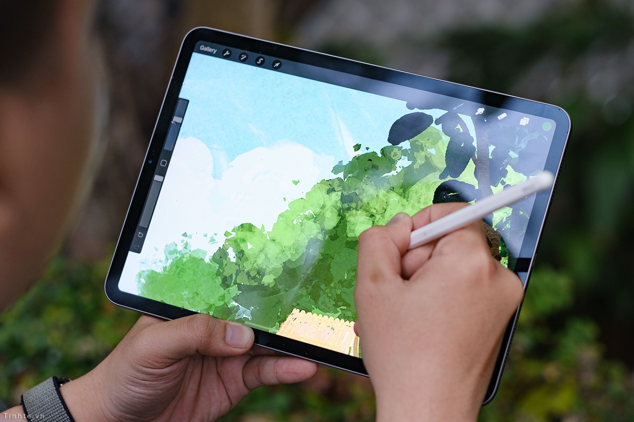 iPad Pro - một sản phẩm công nghệ cao cấp với màn hình siêu rõ nét. Xem những hình ảnh với độ phân giải cao trên iPad Pro sẽ khiến bạn cảm thấy như đang đứng trước một bức tranh thật sự.