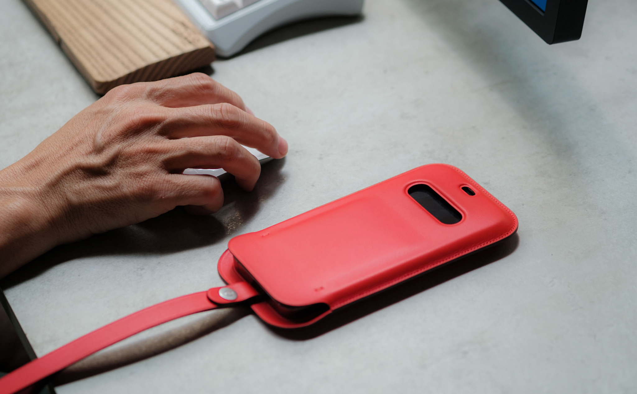 Trên tay Apple Leather Sleeve: bao da dành cho iPhone 12 / iPhone 12 Pro