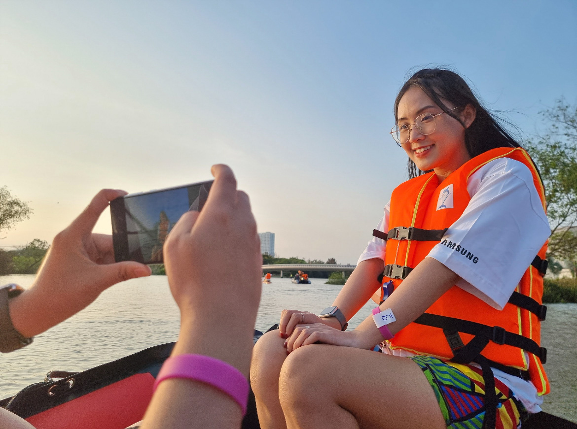 Samsung ra mắt smartphone cho GenZ tại Việt Nam - Buổi chèo SUP chụp hình trải nghiệm với A52/A72
