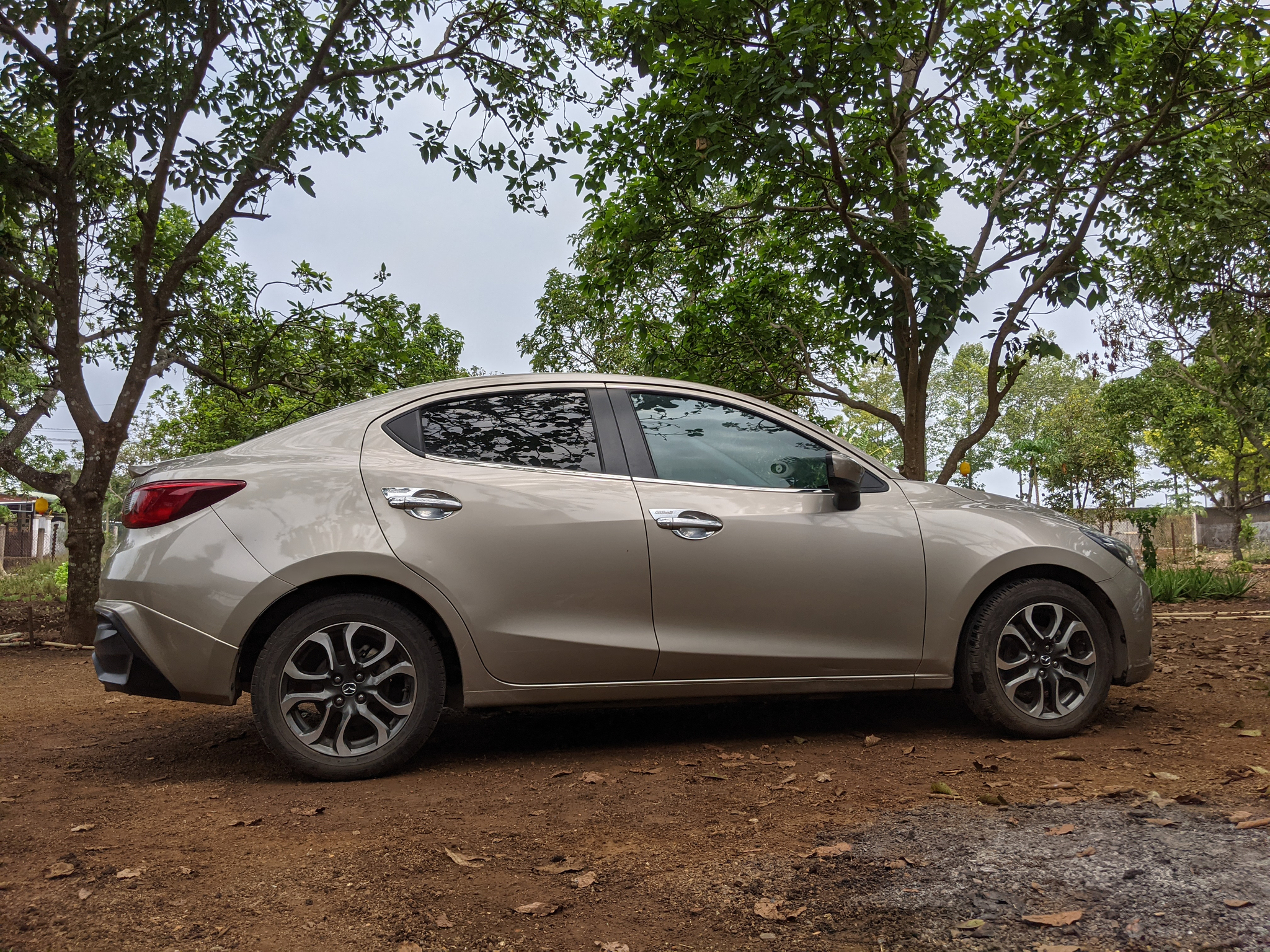 Review Mazda 2 sedan - 2016