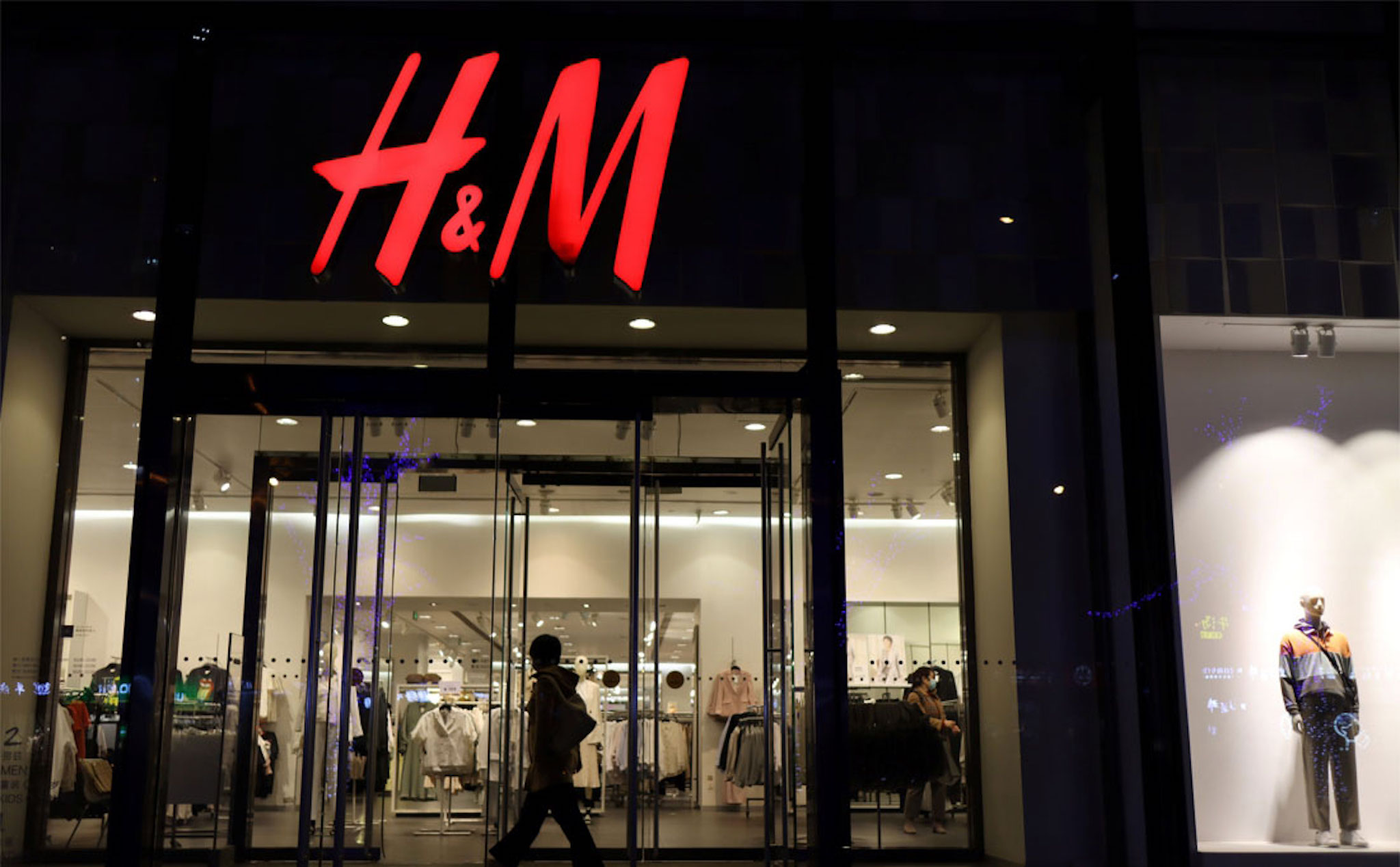 Tất cả các sàn thương mại điện tử Trung Quốc gỡ bỏ sản phẩm của H&M, chuyện gì đã xảy ra?