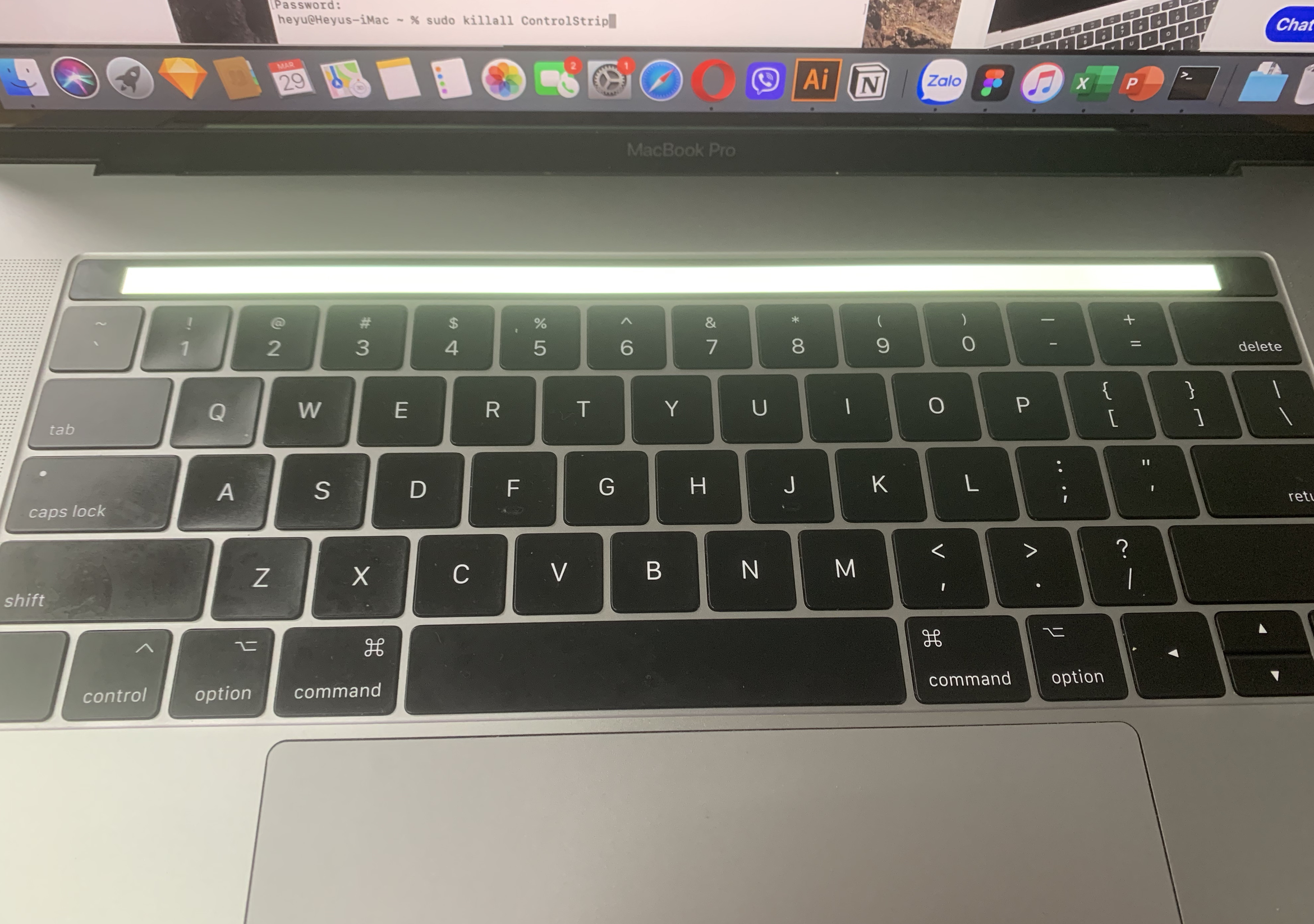 [HELP] Touch bar Mac pro 2017 bị loé sáng trắng