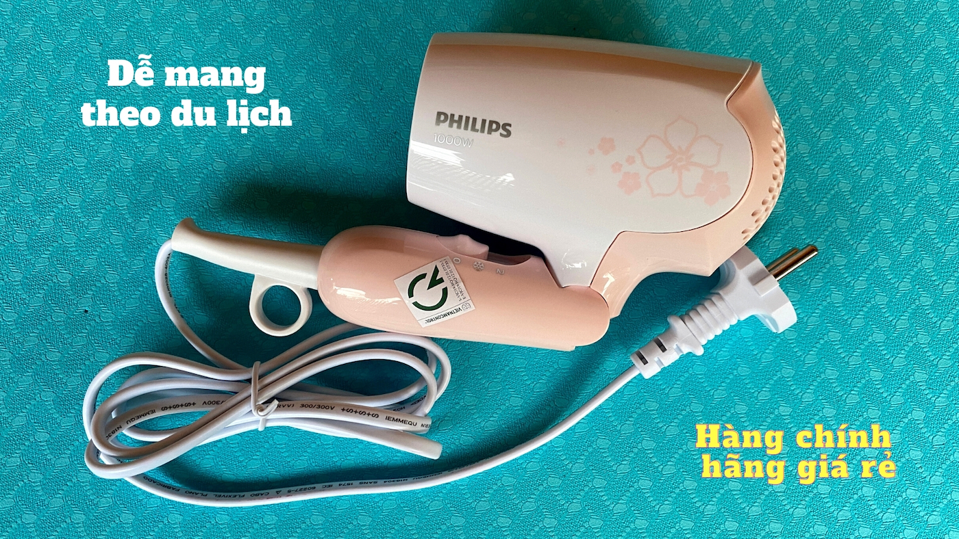 Trên tay máy sấy tóc mini Philips HP8108, gấp gọn dễ mang theo du lịch