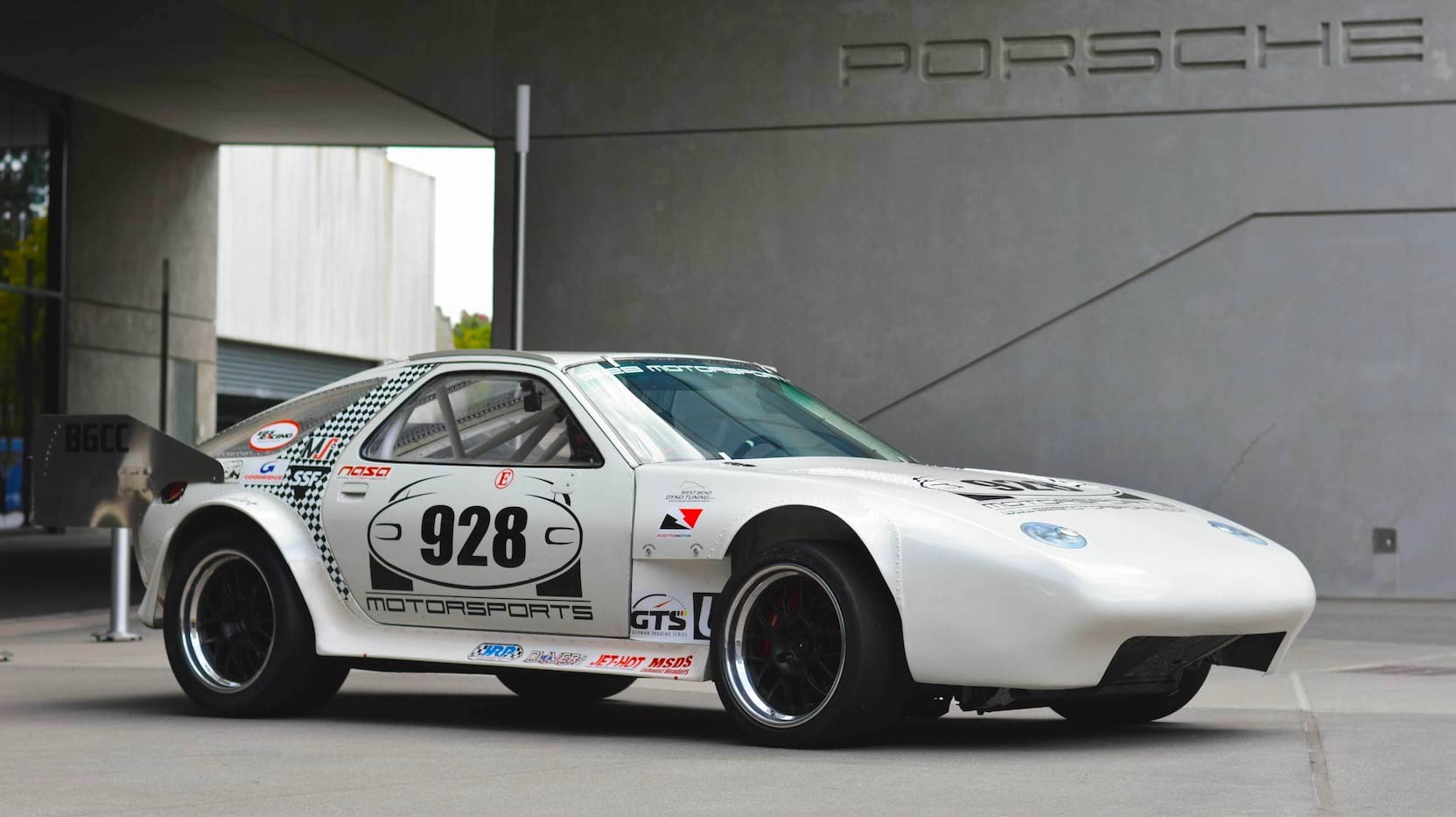 Đây là chiếc xe nhanh nhất & mạnh nhất của Porsche, 1.114 mã lực, tốc độ tối đa hơn 377km/h