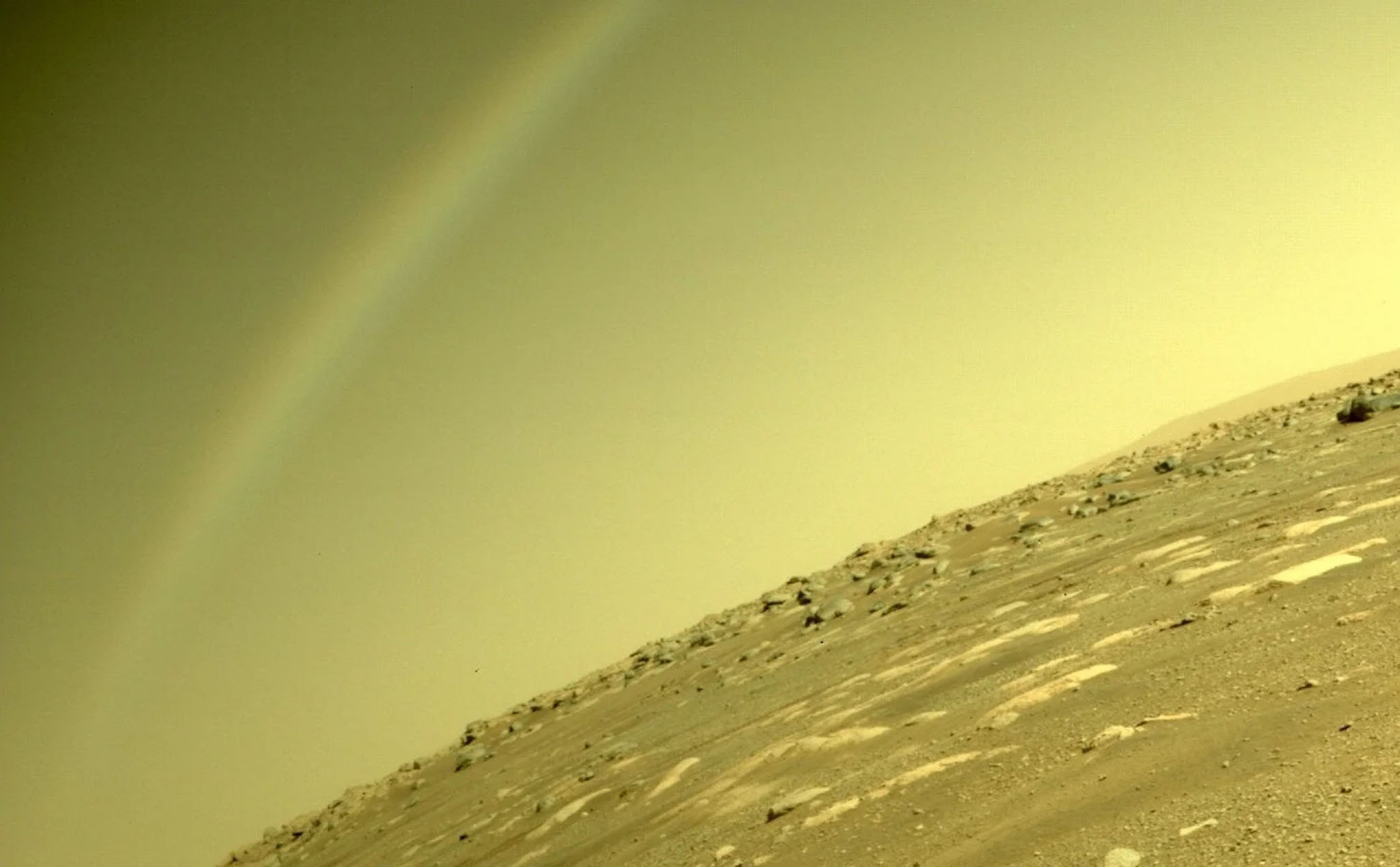 Tàu thăm dò của NASA chụp được ảnh cầu vồng trên Sao Hoả