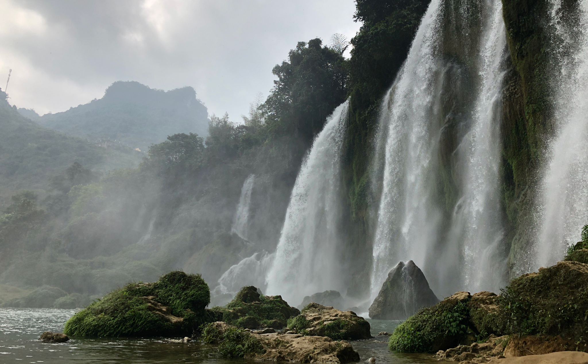 Anh em có biết thác Bản Giốc của Việt Nam cũng thuộc top những thác nước đẹp nhất thế giới không?