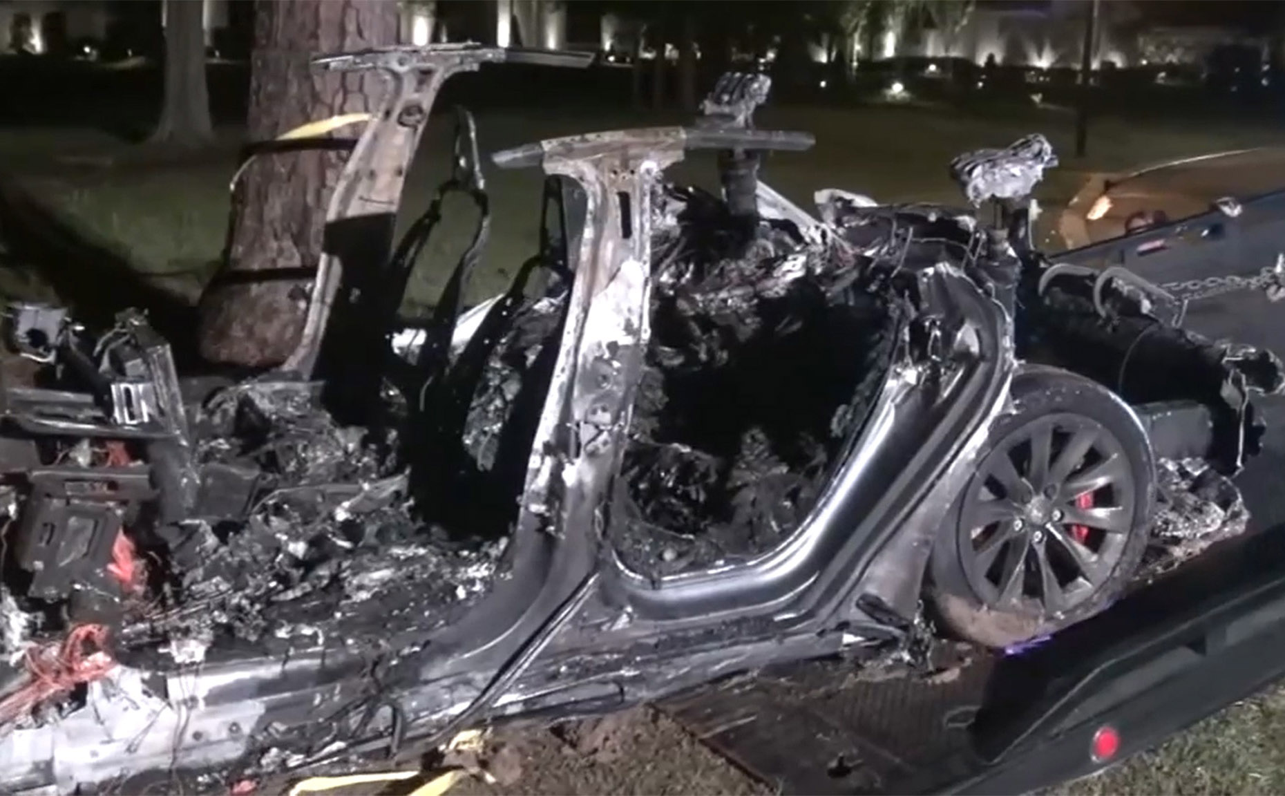 Xe điện Tesla đâm và bốc cháy khiến hai người tử vong, không ai ngồi ở ghế lái