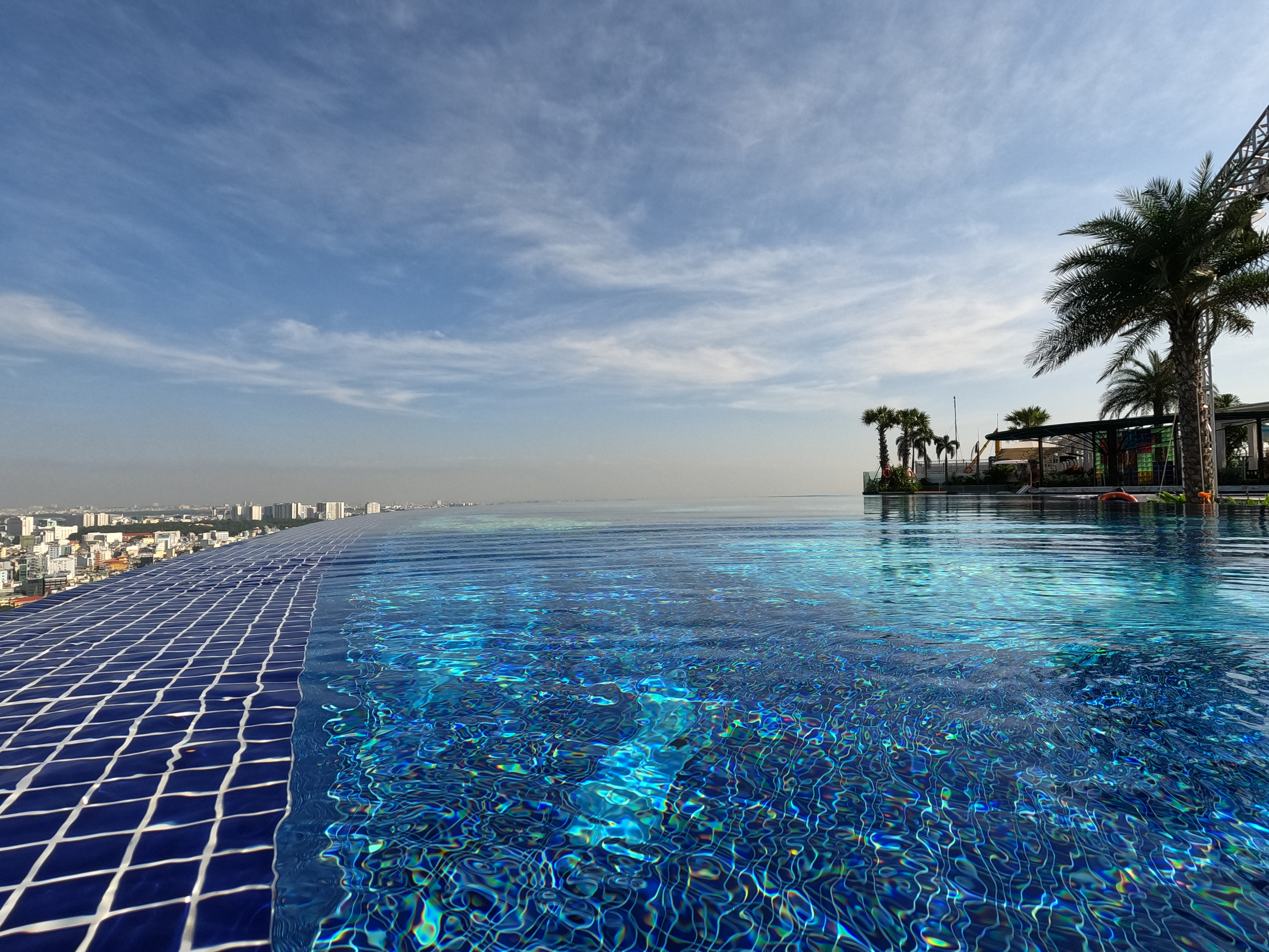 Review hồ bơi vô cực cao nhất Sài Gòn: Staycation 1 ngày nghỉ dưỡng tại khách sạn LA VELA