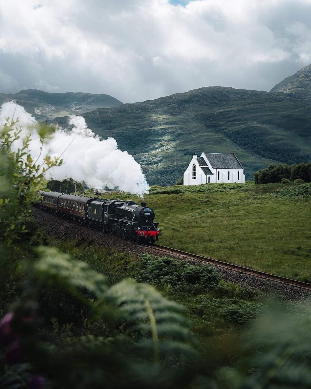 Xe lửa hơi nước tại Jacobite, Scotland.