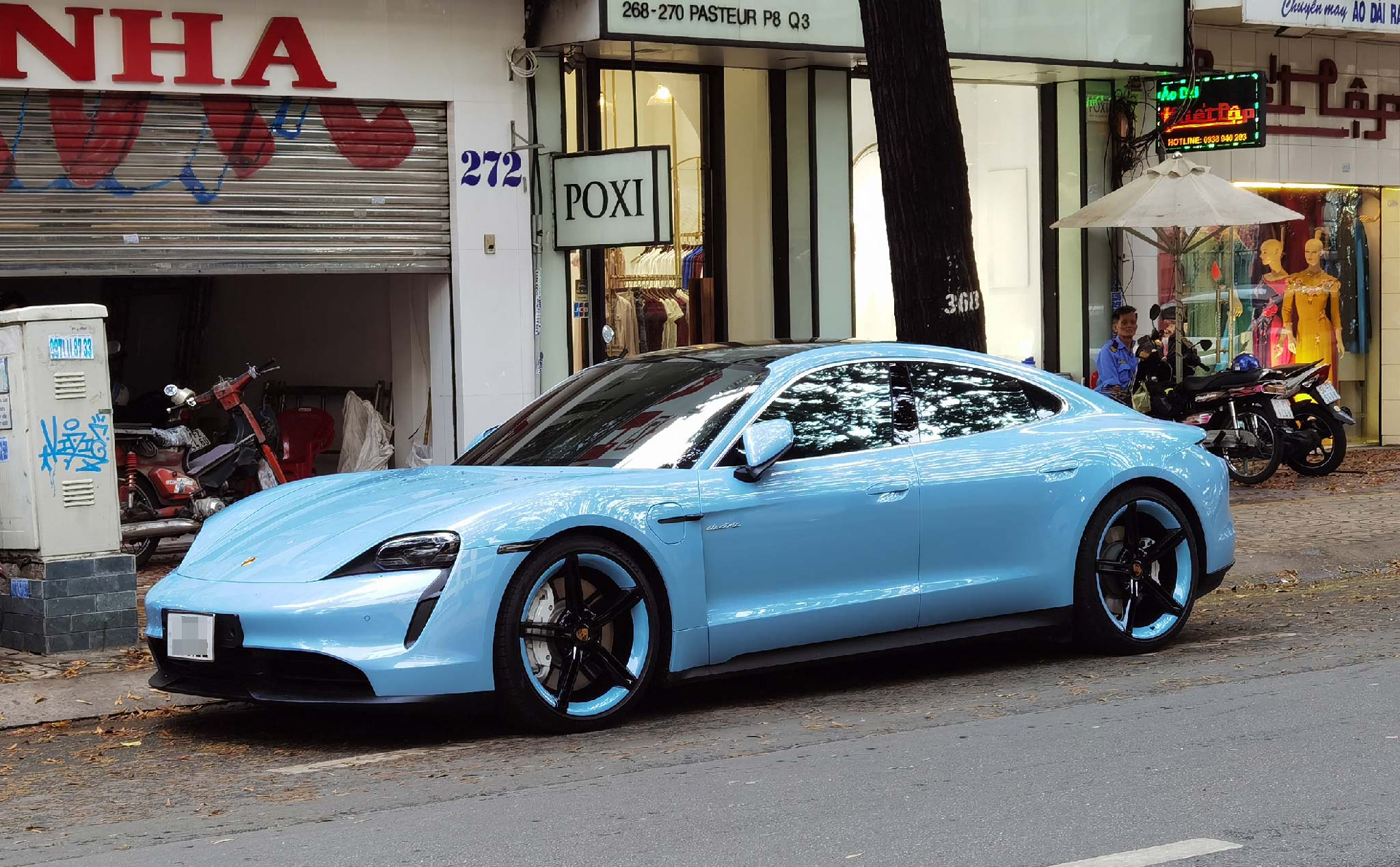 Bắt gặp Porsche Taycan 4S màu xanh Frozen Blue Metallic lăn bánh trên đường phố Sài Gòn
