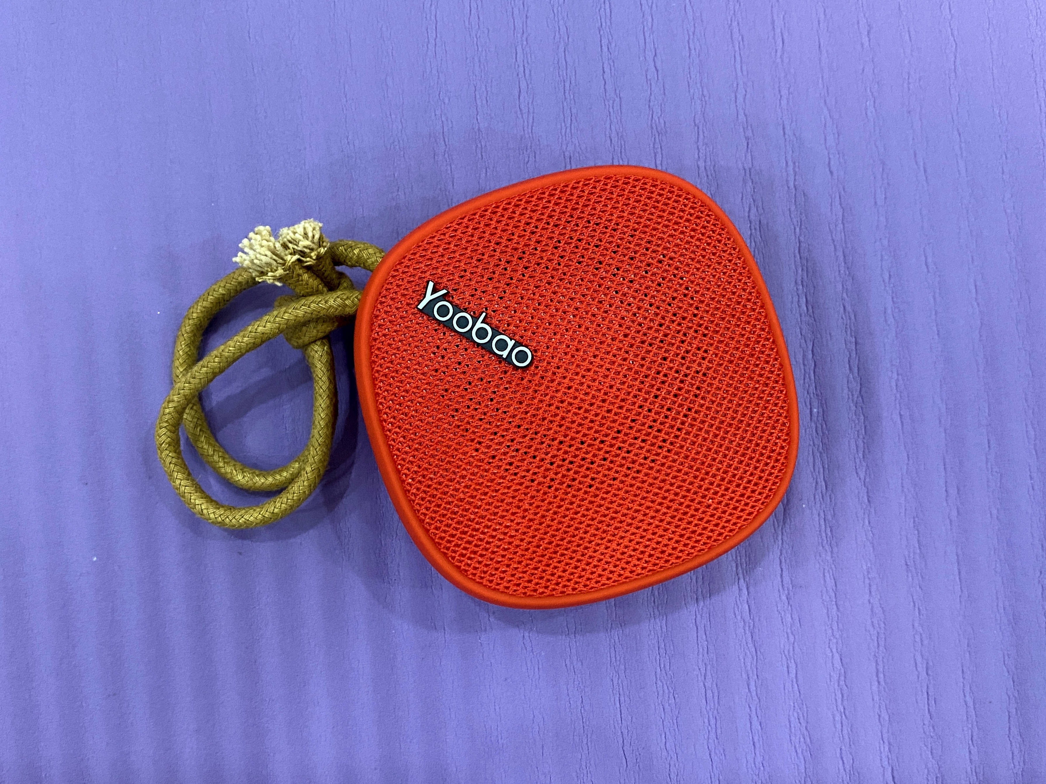 Trên tay loa bluetooth mini Yoobao speaker M1 thiết kế rất đẹp, pin 2000mAh, chất lượng khá ổn.
