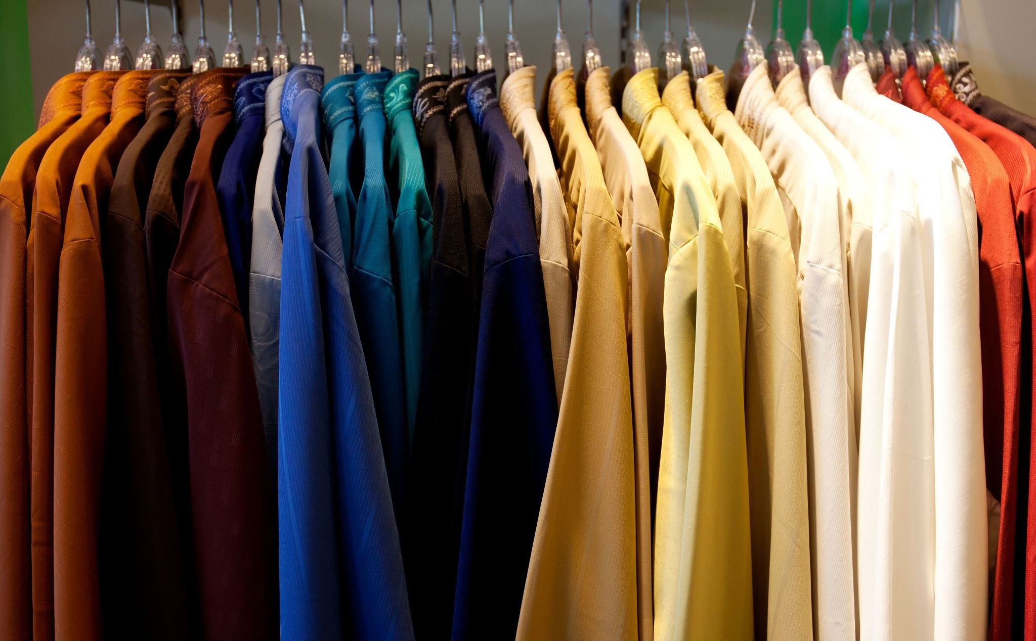 Mặc quần áo sáng màu có giúp chúng ta mát hơn?