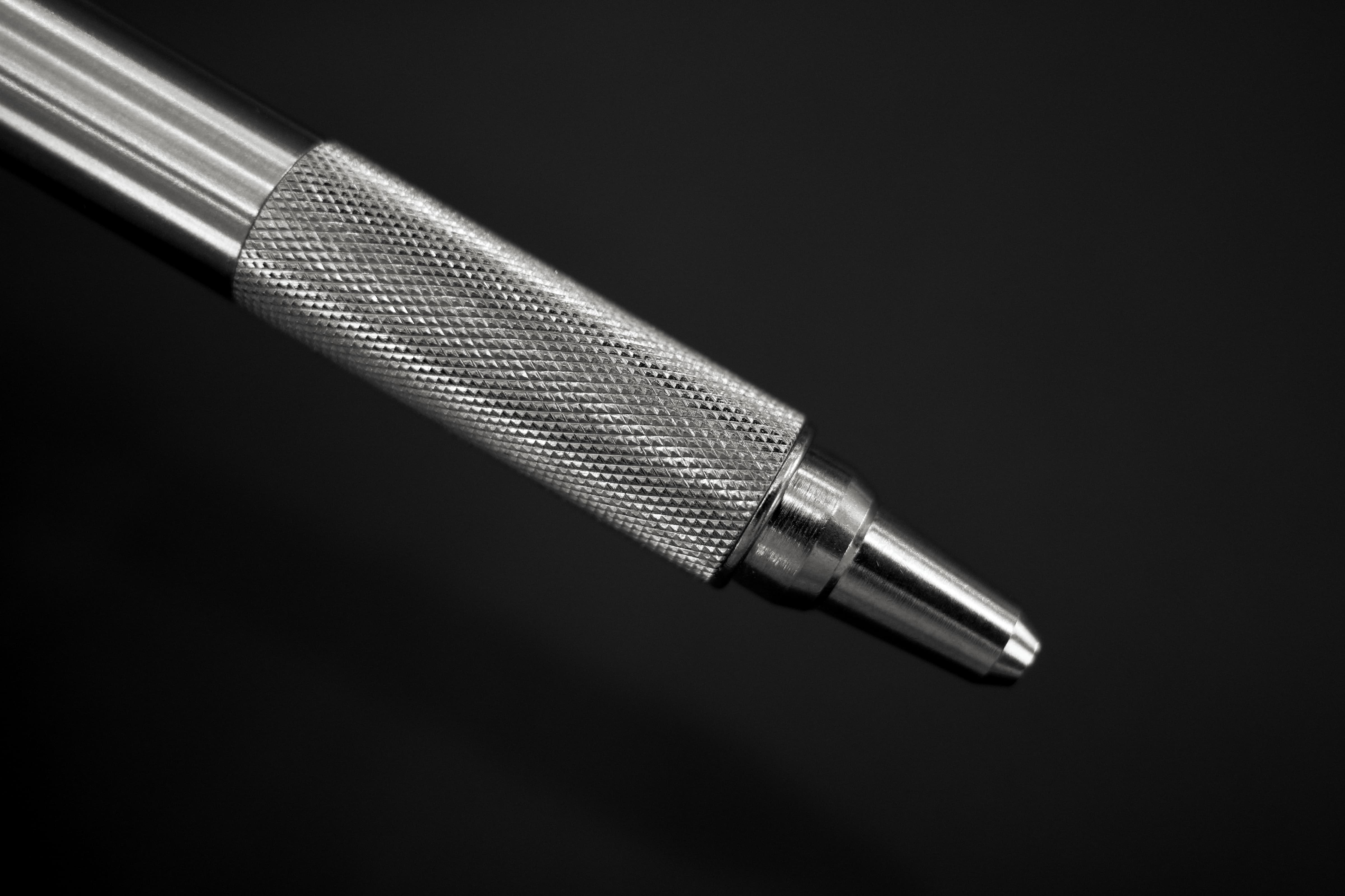 Trên tay bút bi F-701: Một trong những cây bút EDC (everyday carry) nổi tiếng của thương hiệu Zebra